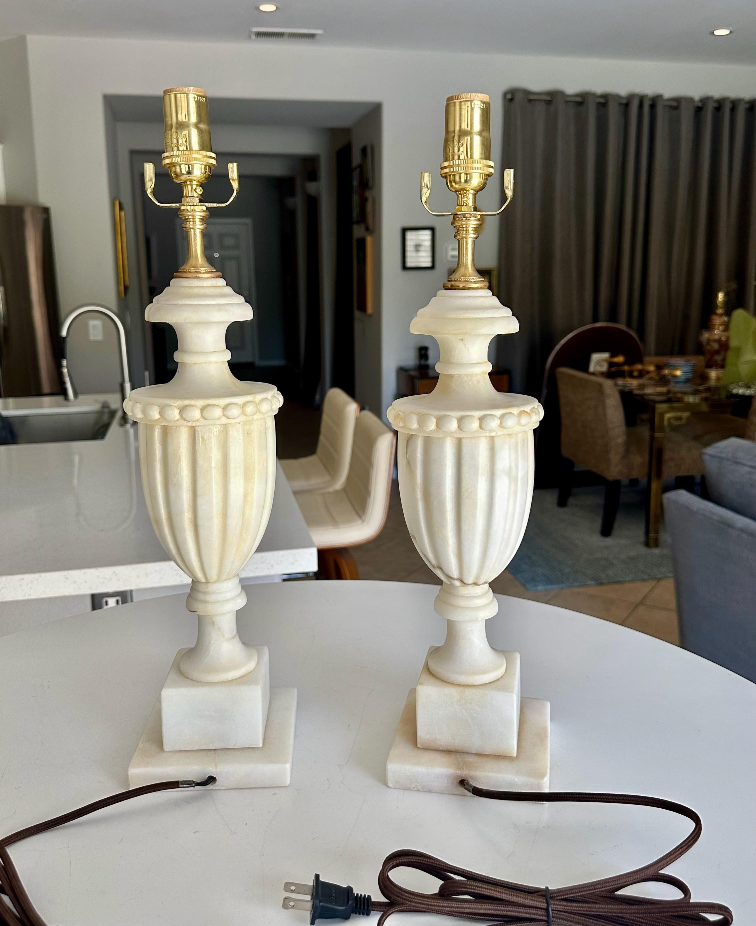 Laiton Paire de lampes de table italiennes néoclassiques en albâtre en forme d'urne en vente