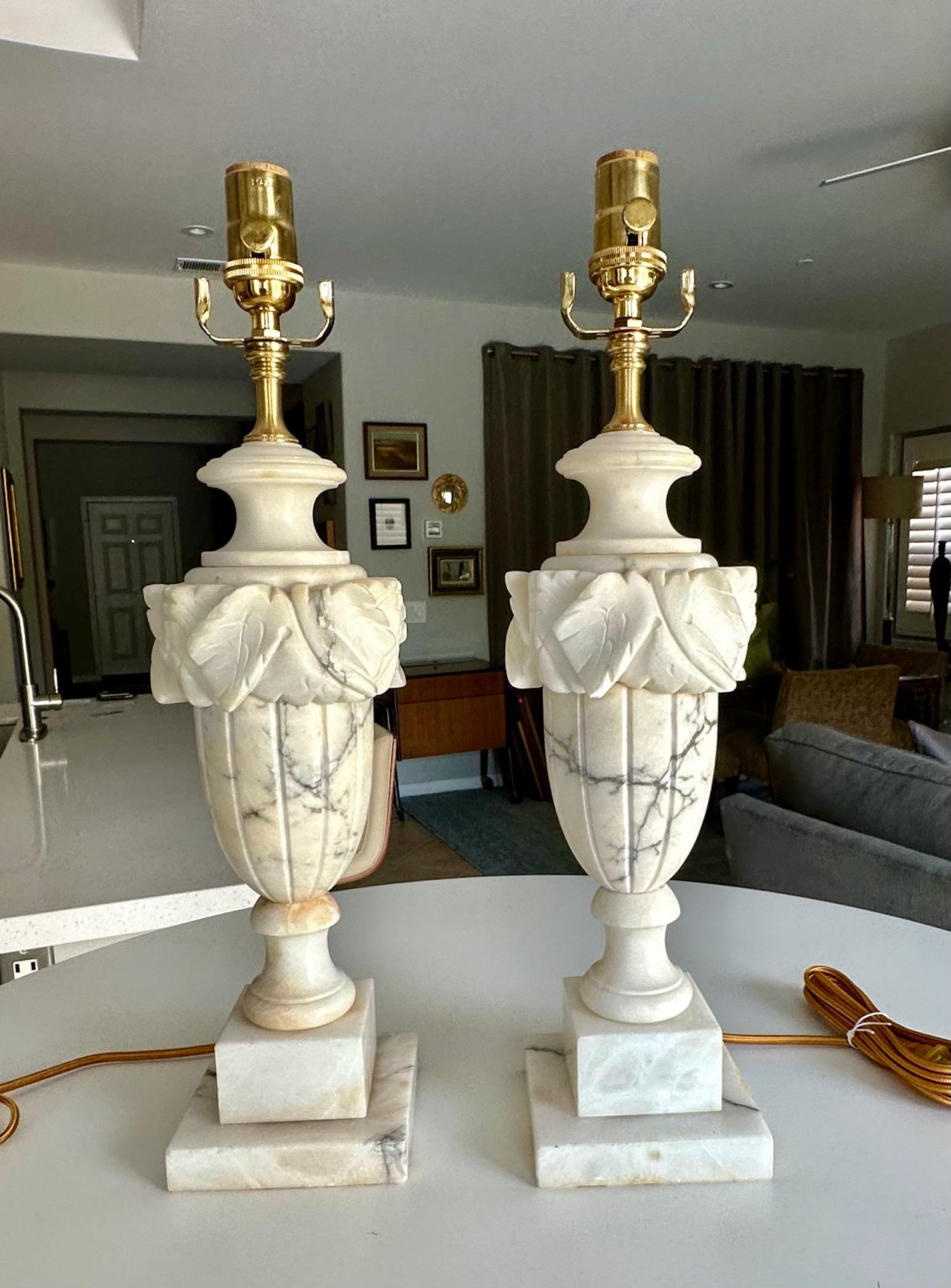 Laiton Paire de lampes de table italiennes néoclassiques en albâtre en forme d'urne en vente