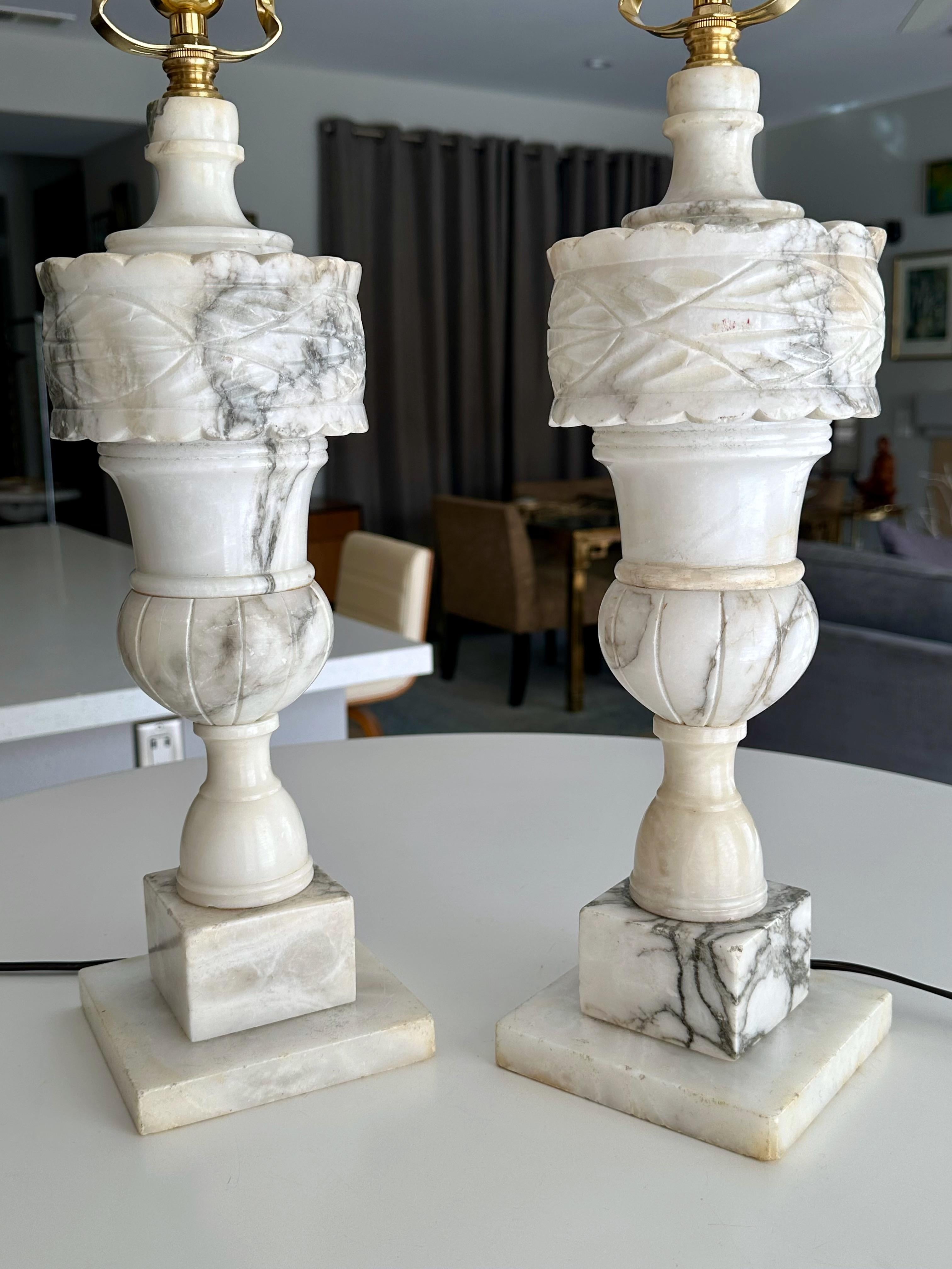 Laiton Paire de lampes de table italiennes néoclassiques en albâtre en forme d'urne en vente