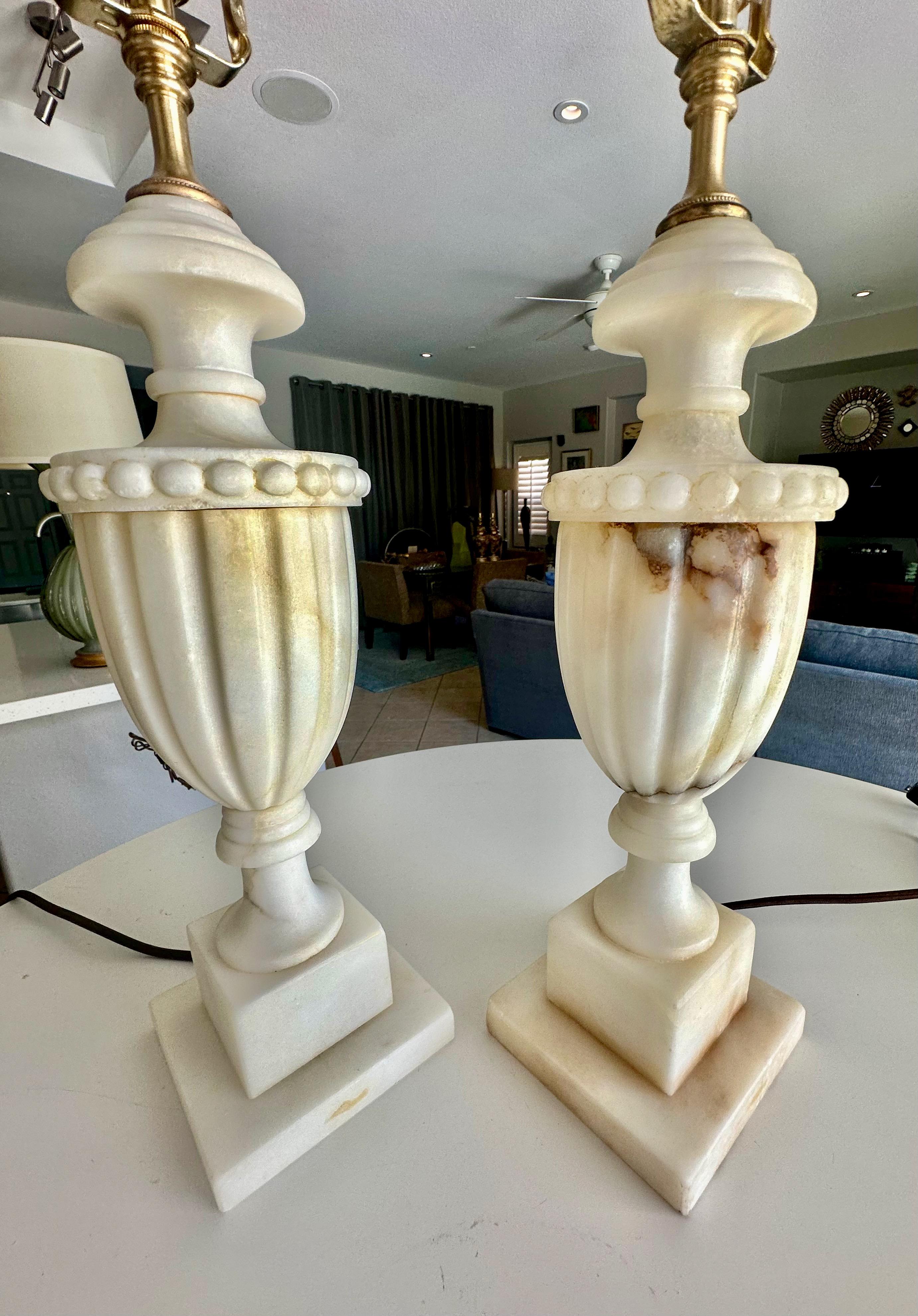 Paire de lampes de table italiennes néoclassiques en albâtre en forme d'urne en vente 1