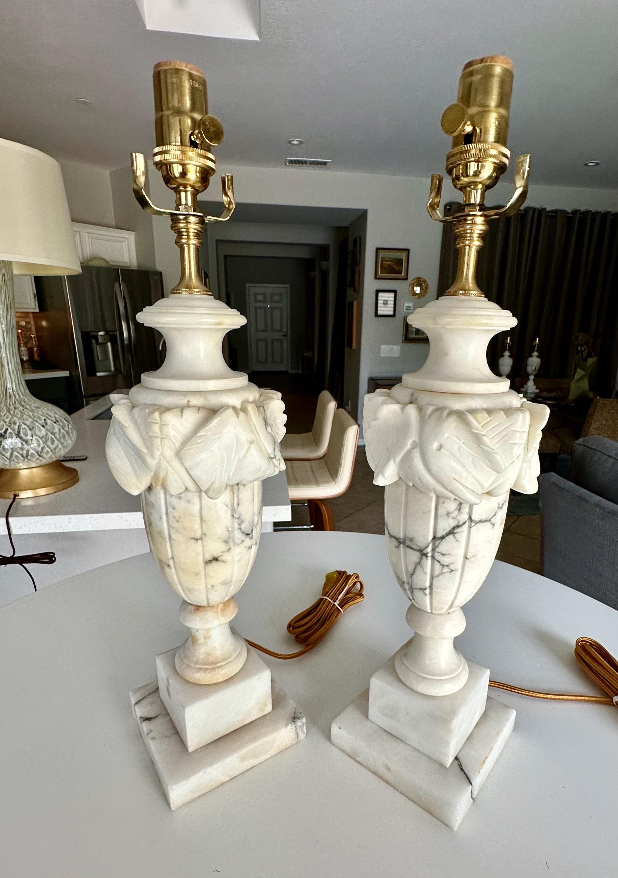 Paire de lampes de table italiennes néoclassiques en albâtre en forme d'urne en vente 1