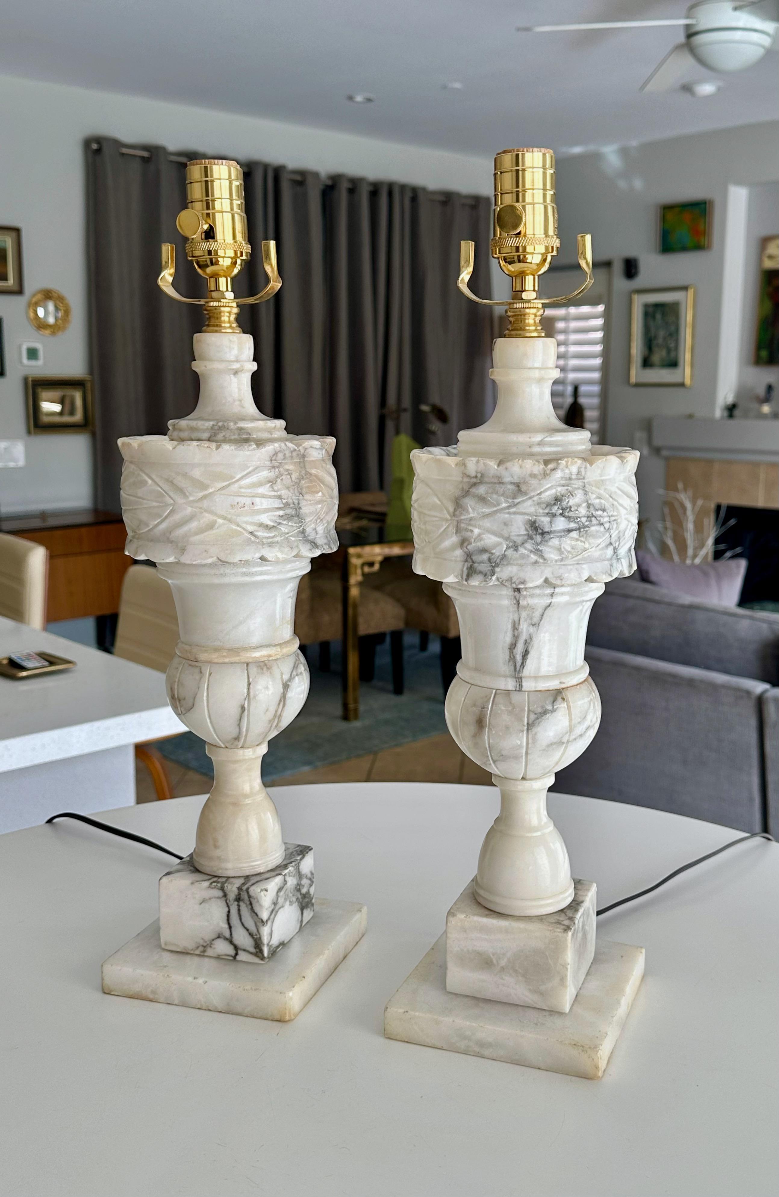 Paire de lampes de table italiennes néoclassiques en albâtre en forme d'urne en vente 1
