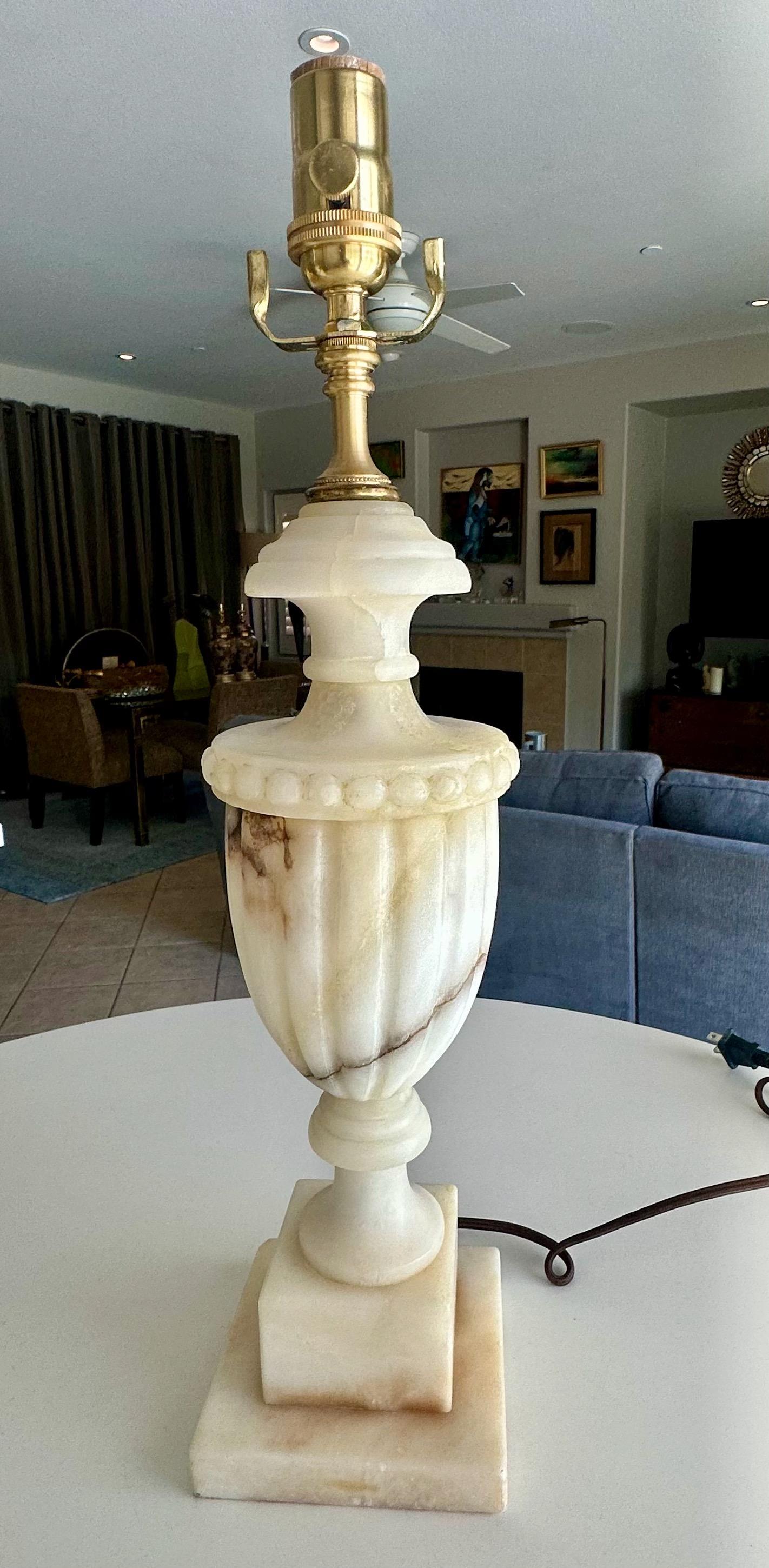 Paire de lampes de table italiennes néoclassiques en albâtre en forme d'urne en vente 2
