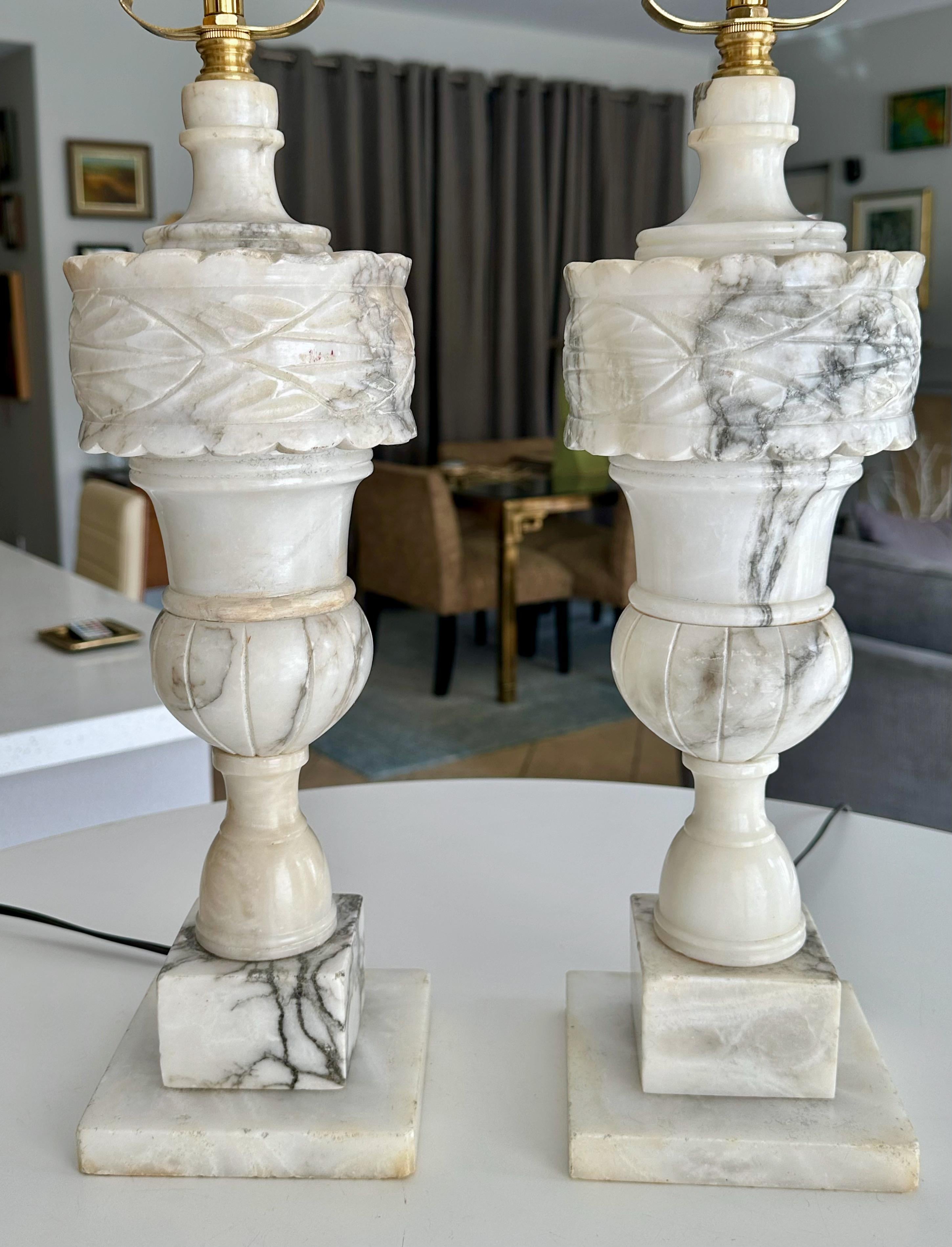 Paire de lampes de table italiennes néoclassiques en albâtre en forme d'urne en vente 2