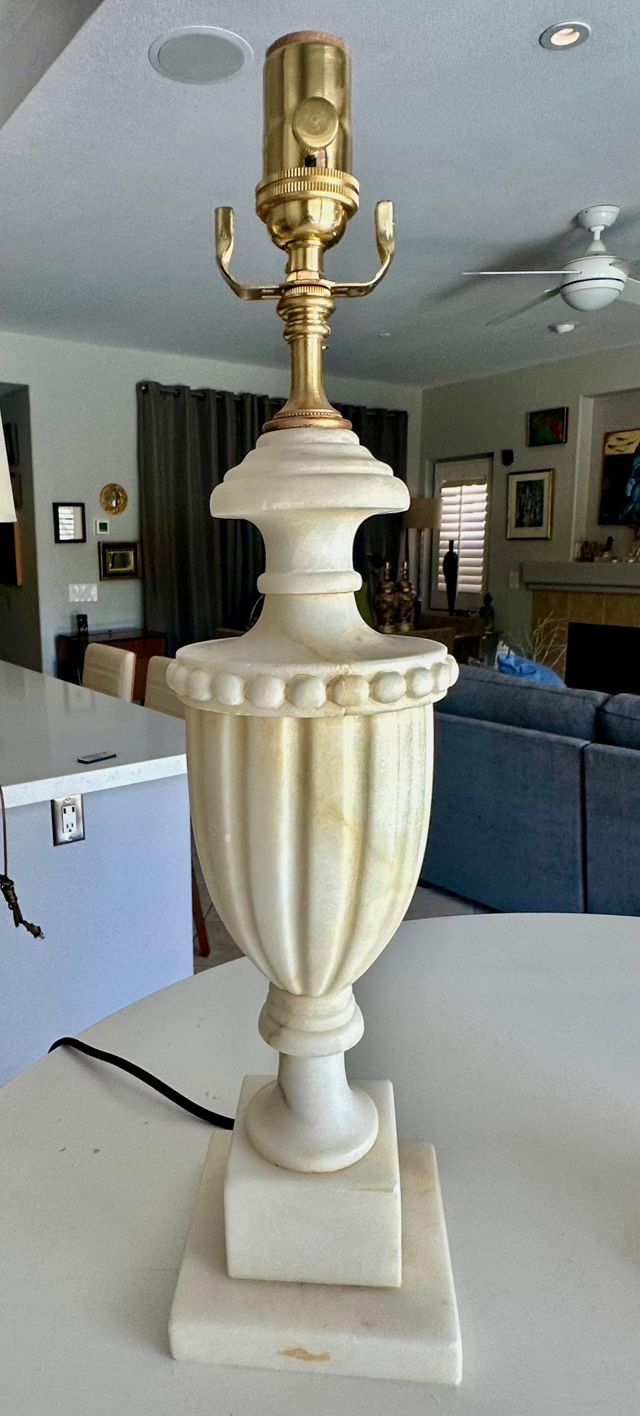 Paire de lampes de table italiennes néoclassiques en albâtre en forme d'urne en vente 3