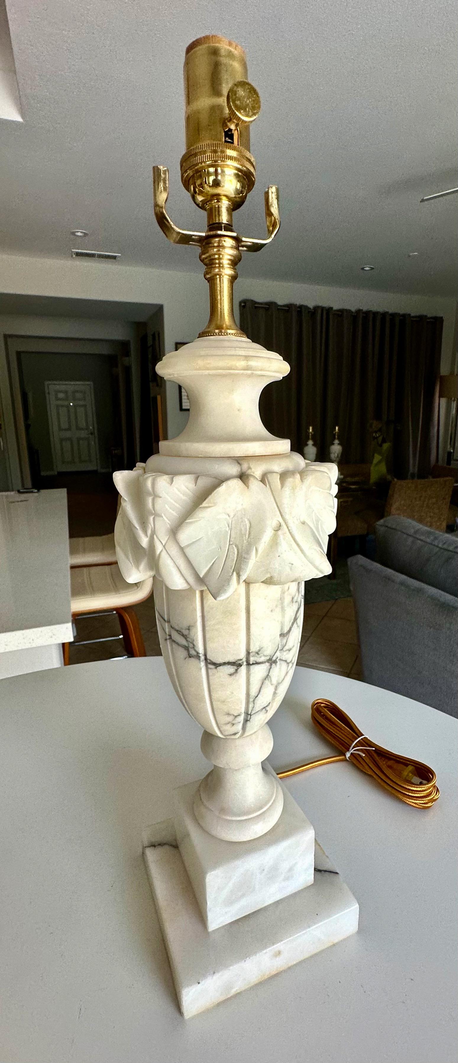 Paire de lampes de table italiennes néoclassiques en albâtre en forme d'urne en vente 3