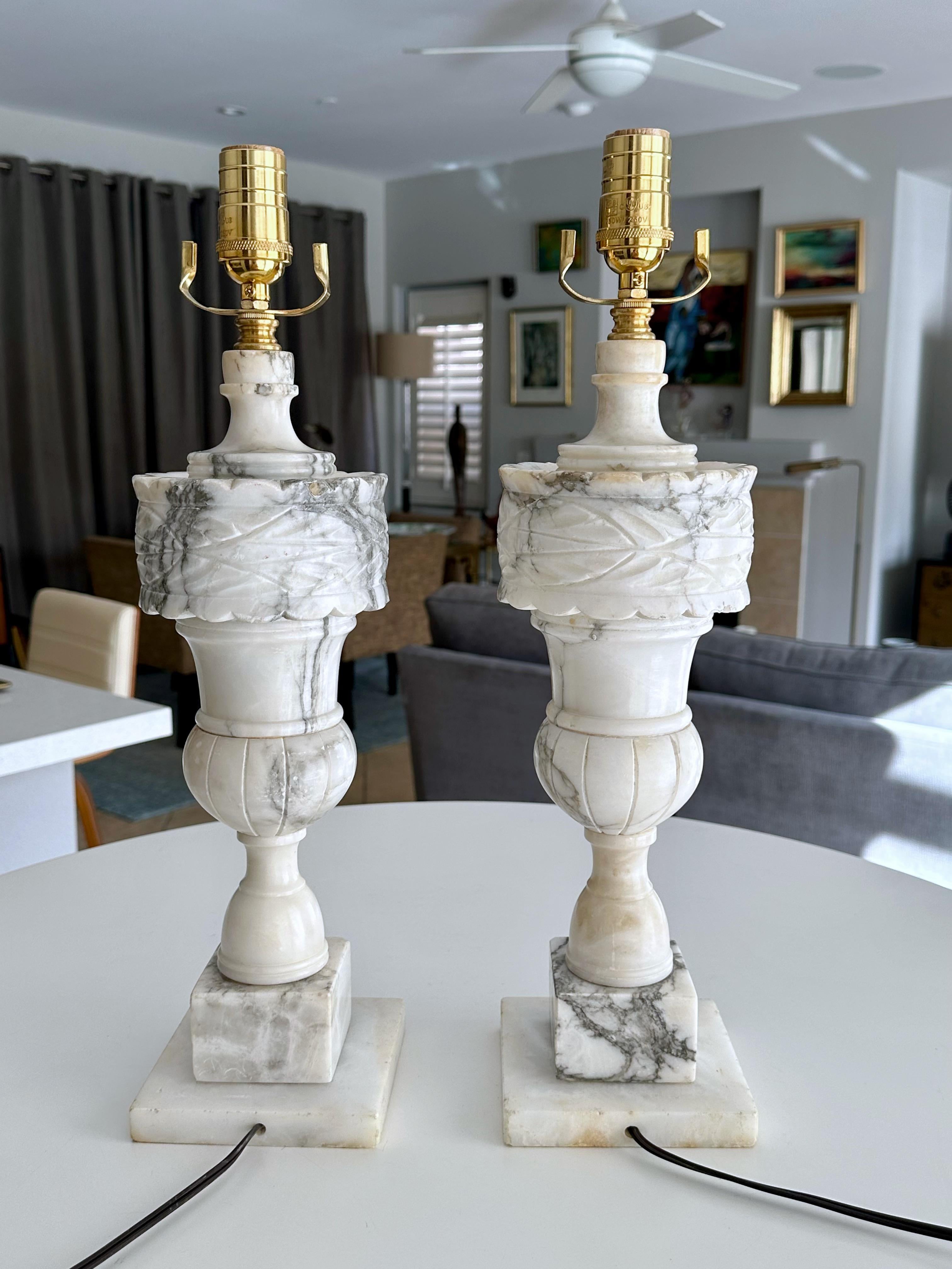 Paire de lampes de table italiennes néoclassiques en albâtre en forme d'urne en vente 3