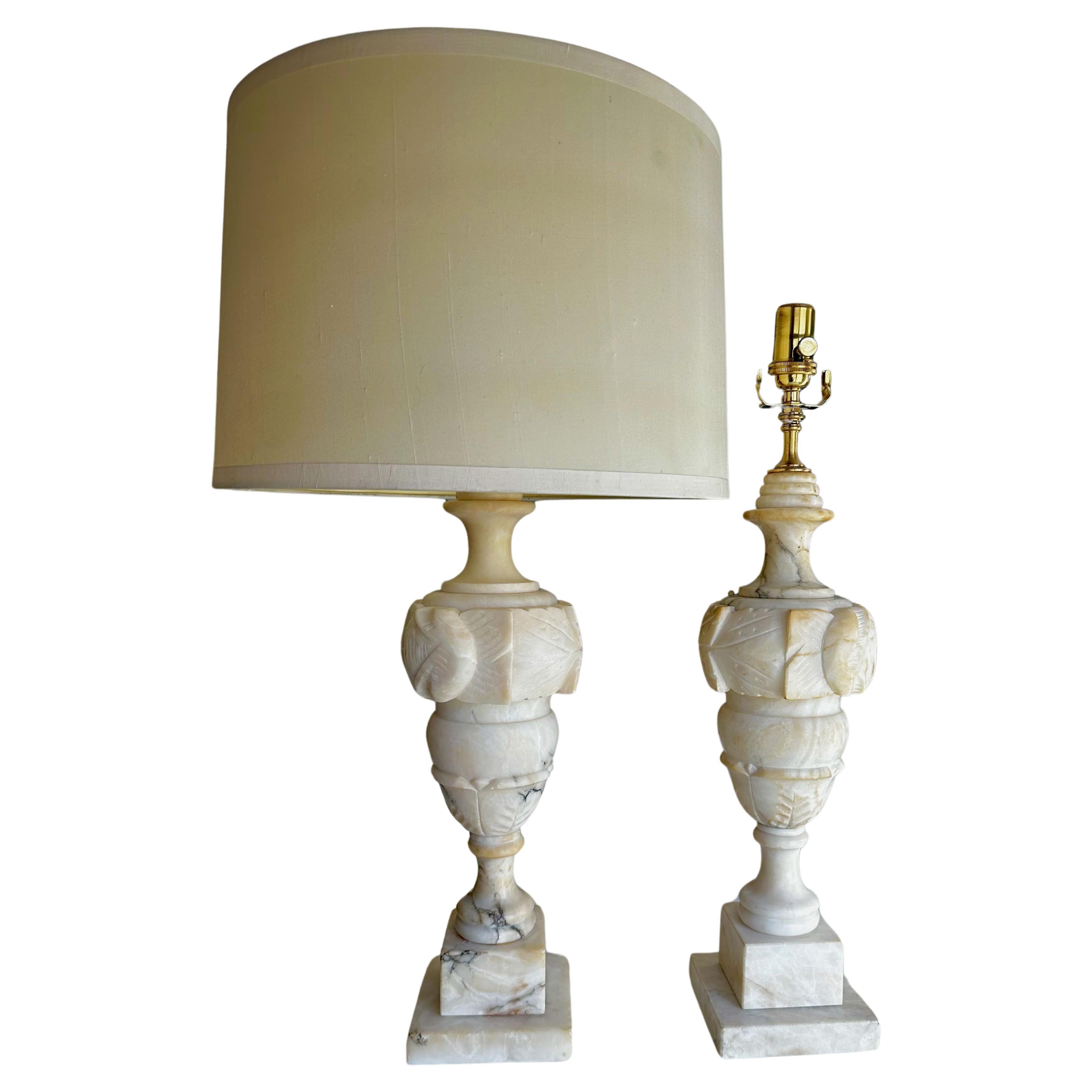 Paire de lampes de table italiennes néoclassiques en albâtre en forme d'urne
