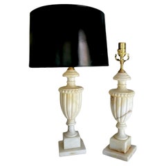 Coppia di lampade da tavolo neoclassiche italiane a urna in alabastro