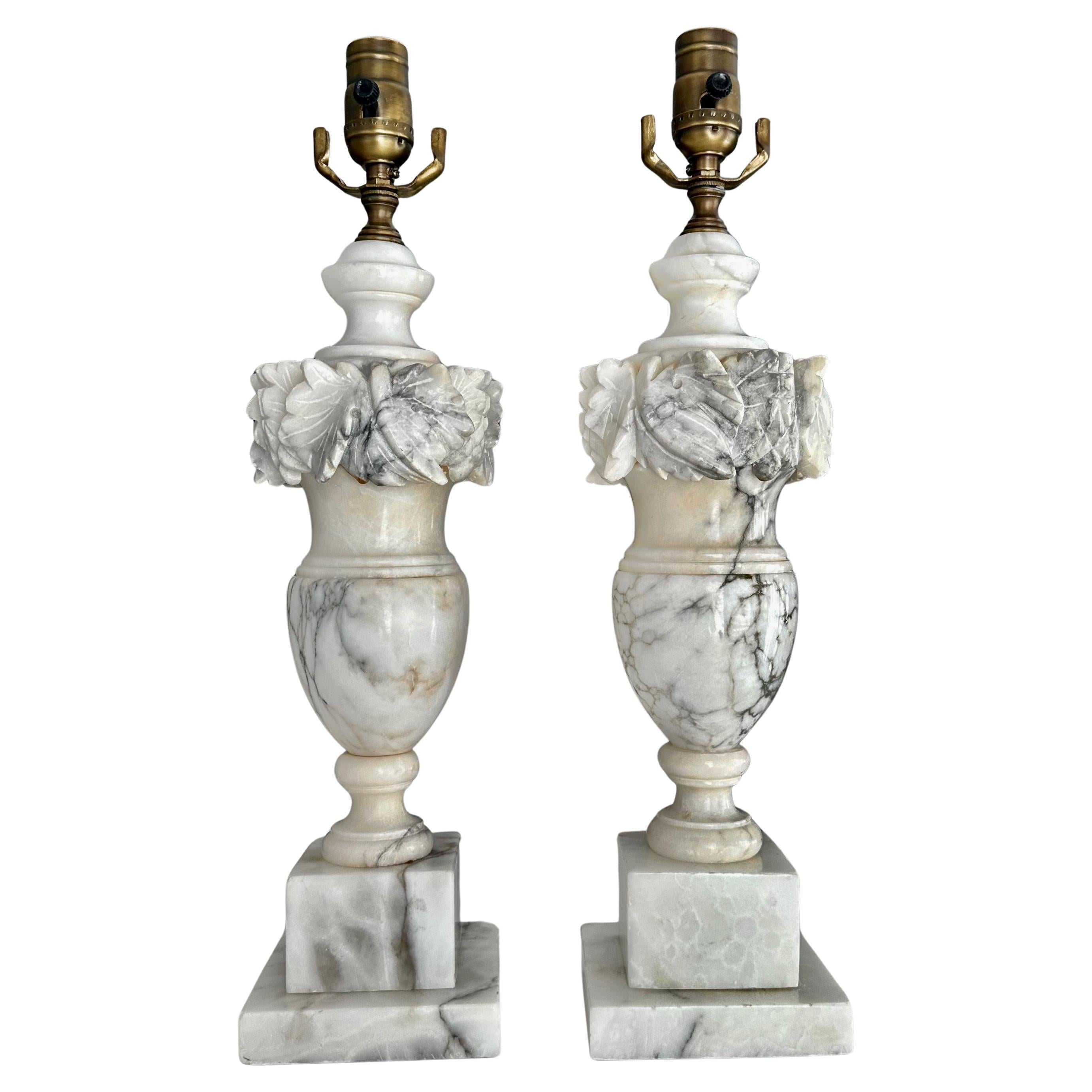 Paire de lampes de table italiennes néoclassiques en albâtre en forme d'urne