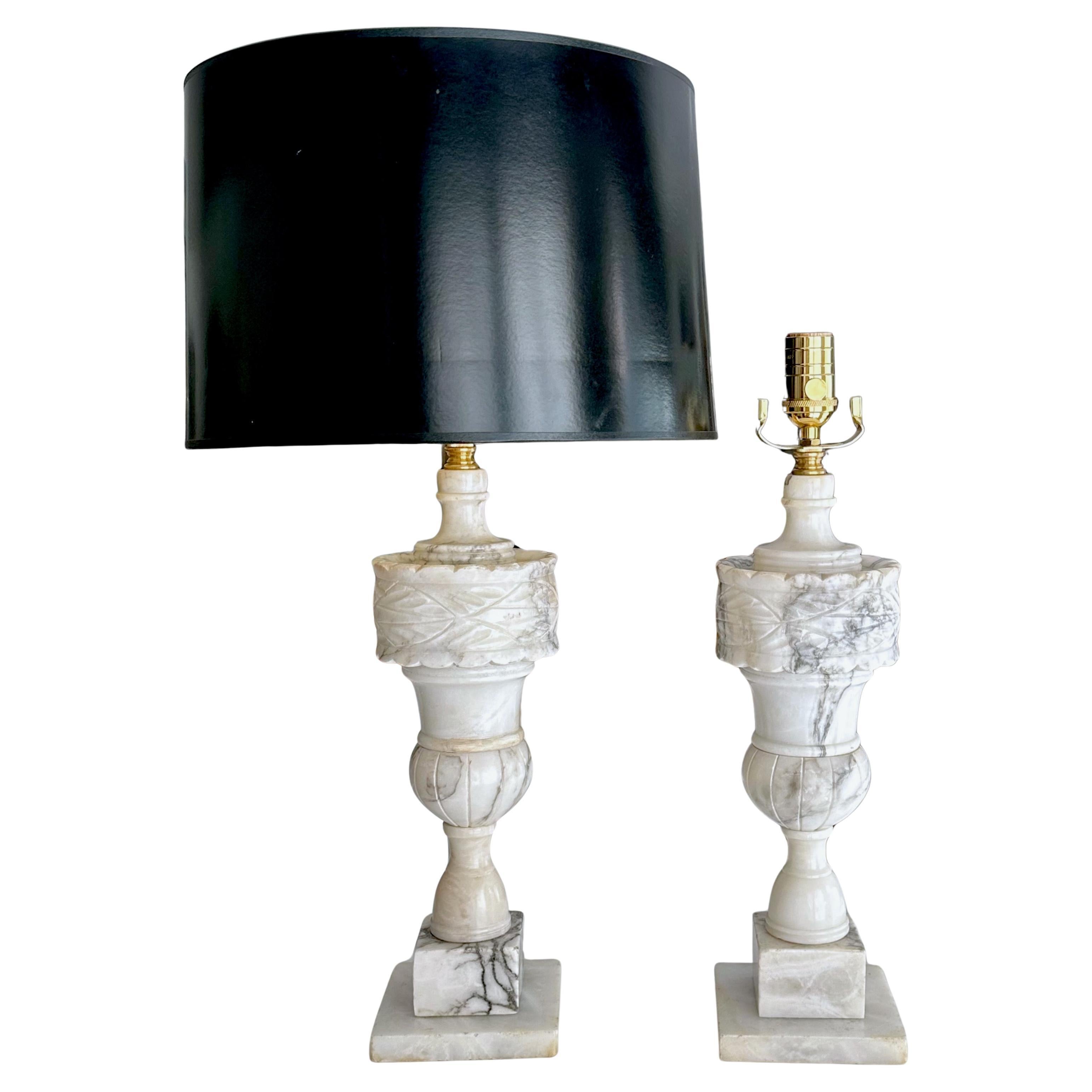 Coppia di lampade da tavolo neoclassiche italiane a urna in alabastro