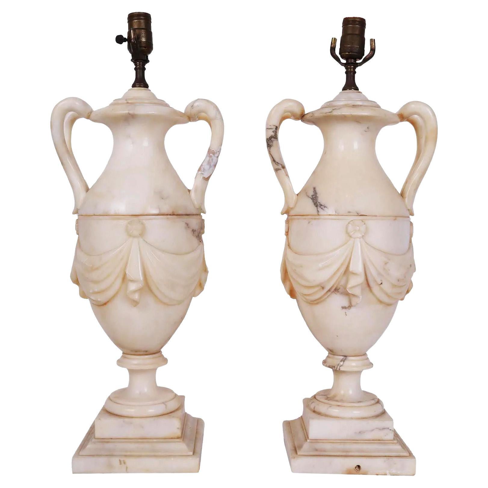 Paire de lampes de bureau italiennes néoclassiques en albâtre sculpté