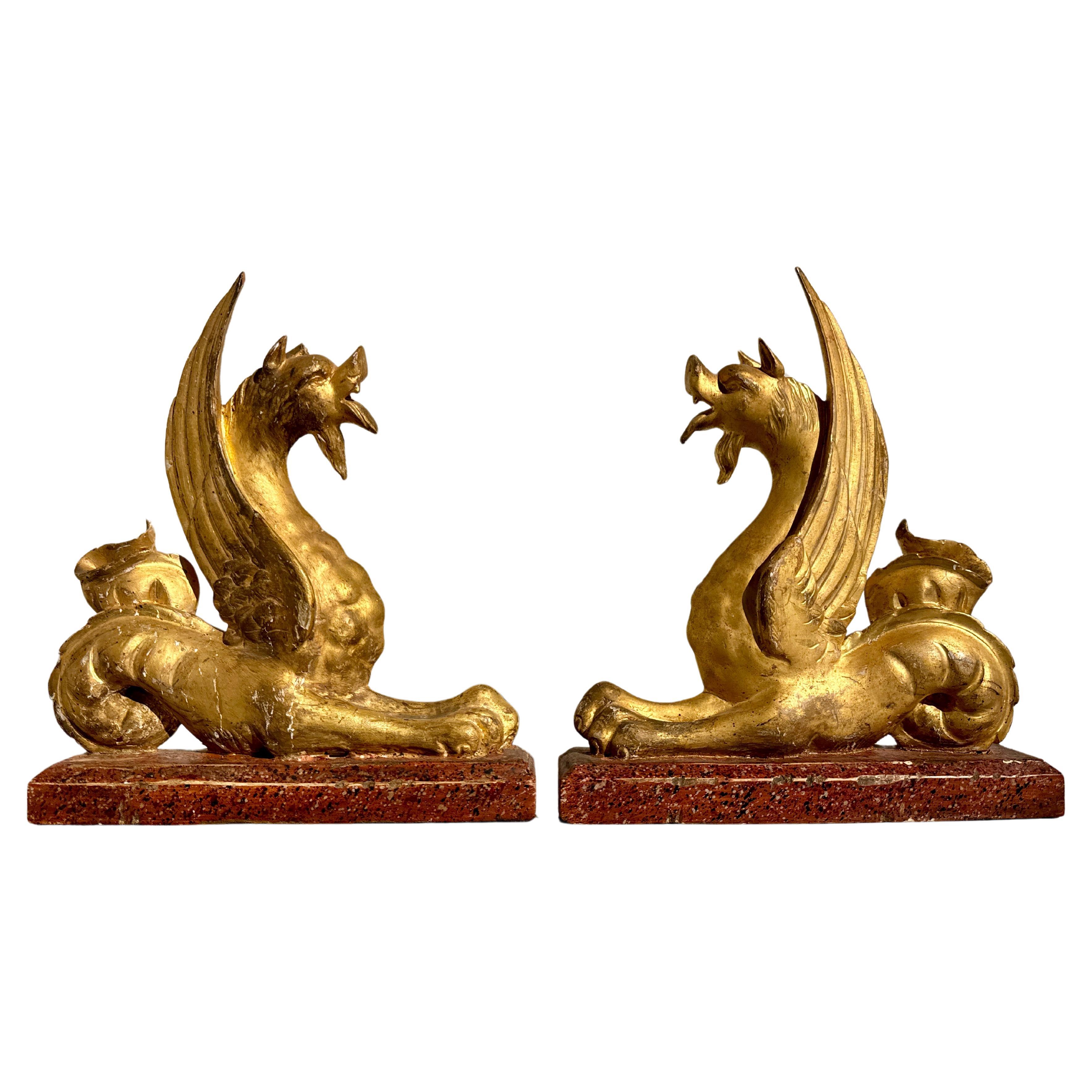 Paire de bêtes mythiques italiennes néoclassiques en bois craquelé et doré, milieu du XIXe siècle