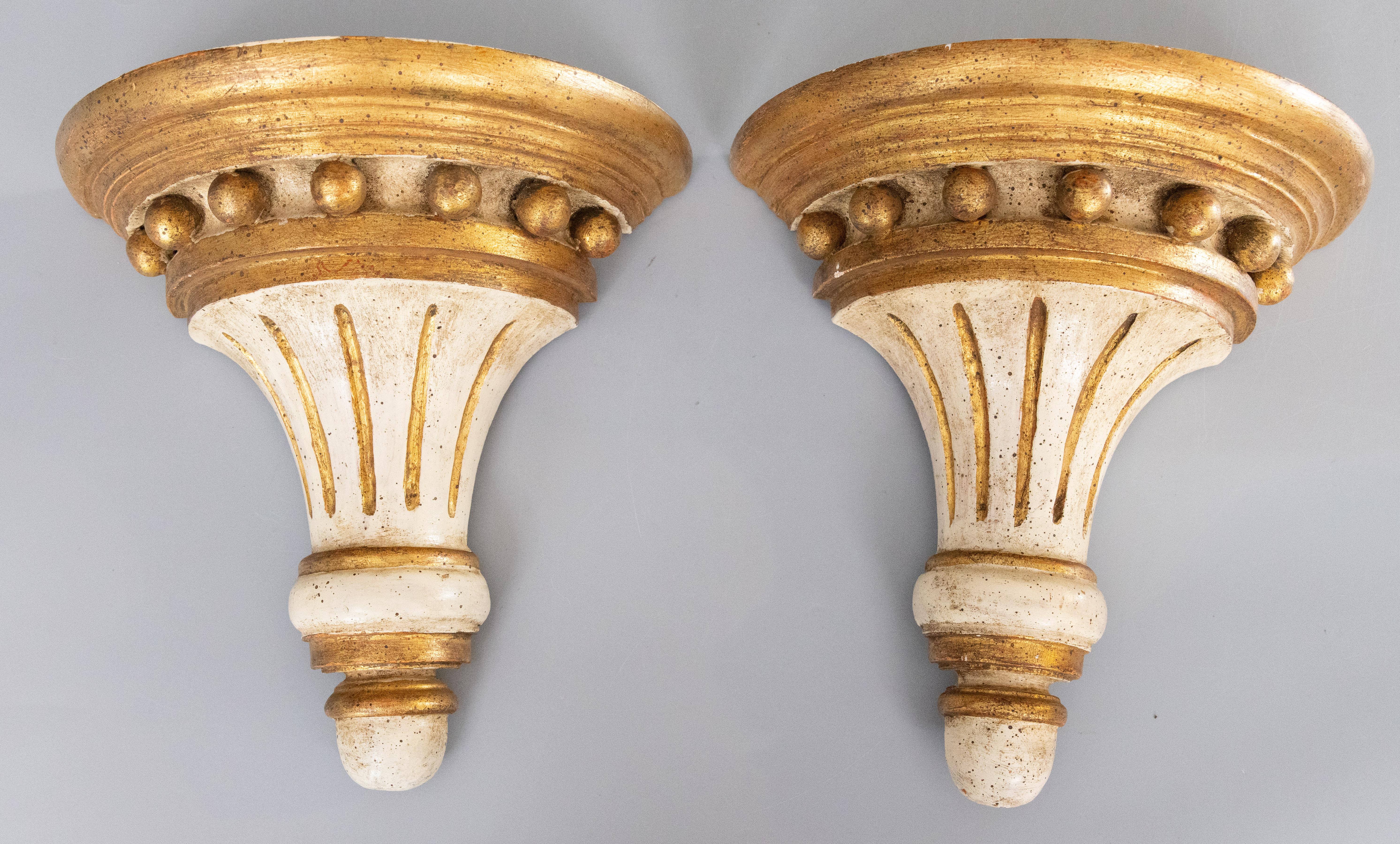Paire de corbeaux muraux néoclassiques italiens en bois blanc vieilli et or doré 4