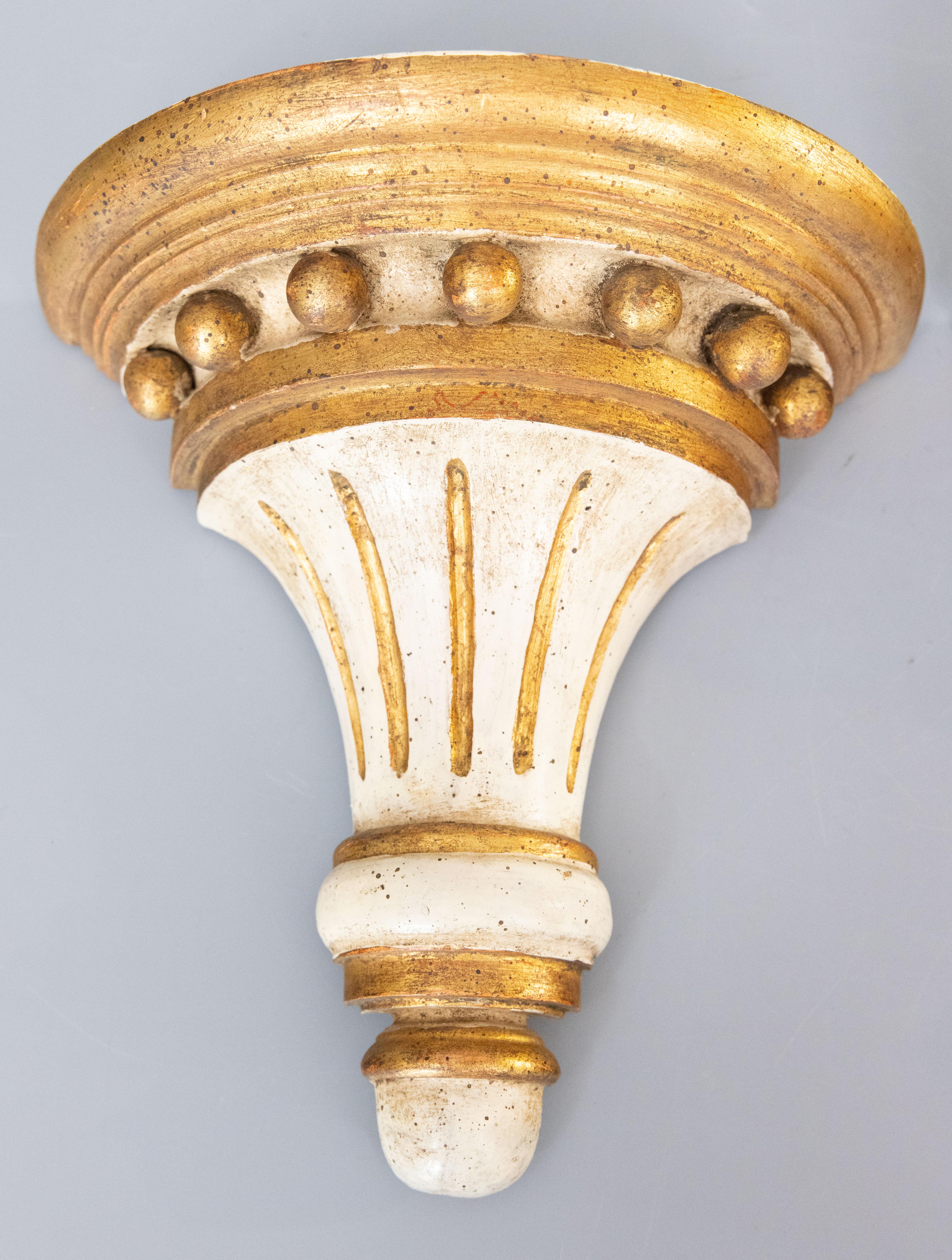 Néoclassique Paire de corbeaux muraux néoclassiques italiens en bois blanc vieilli et or doré