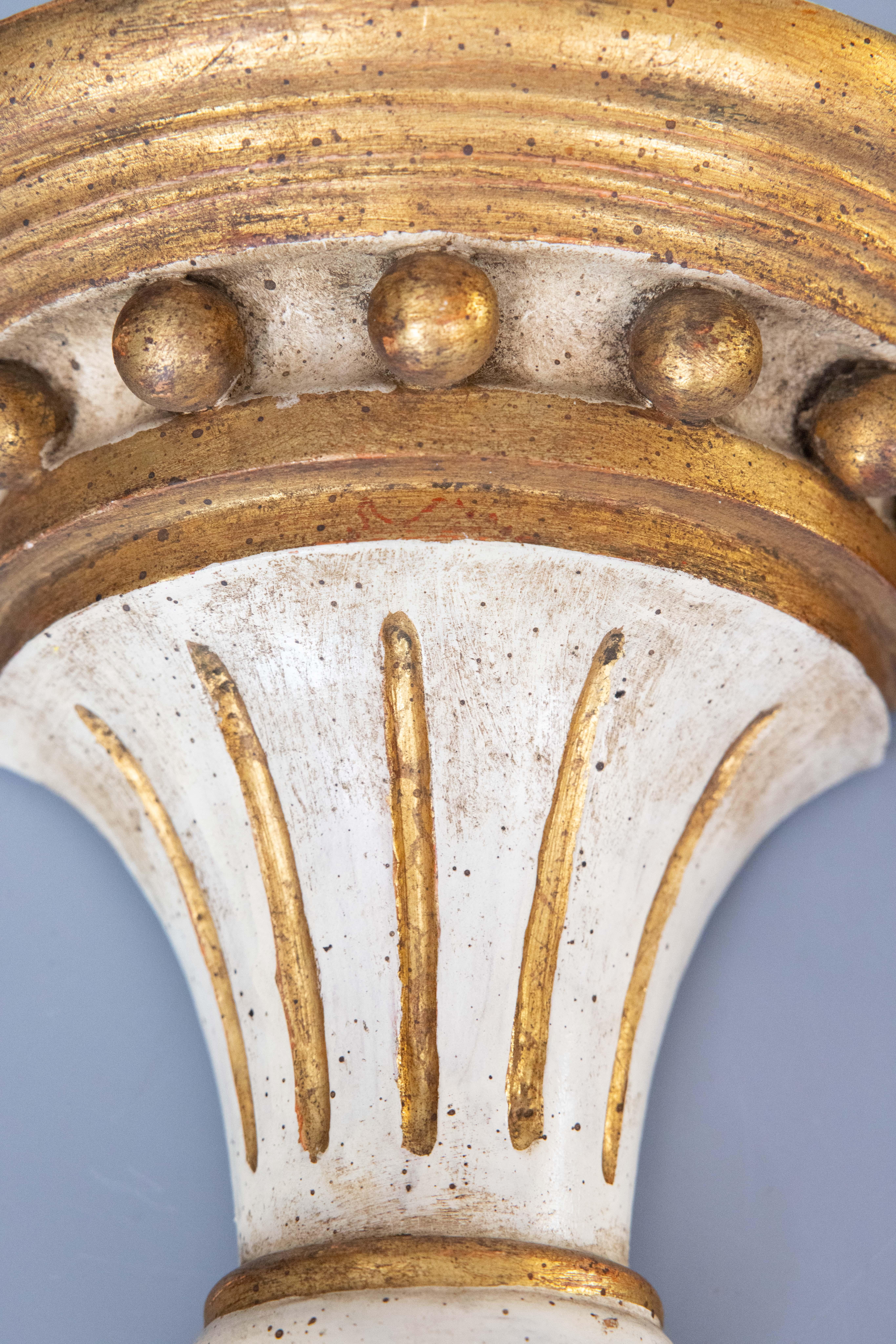 20ième siècle Paire de corbeaux muraux néoclassiques italiens en bois blanc vieilli et or doré