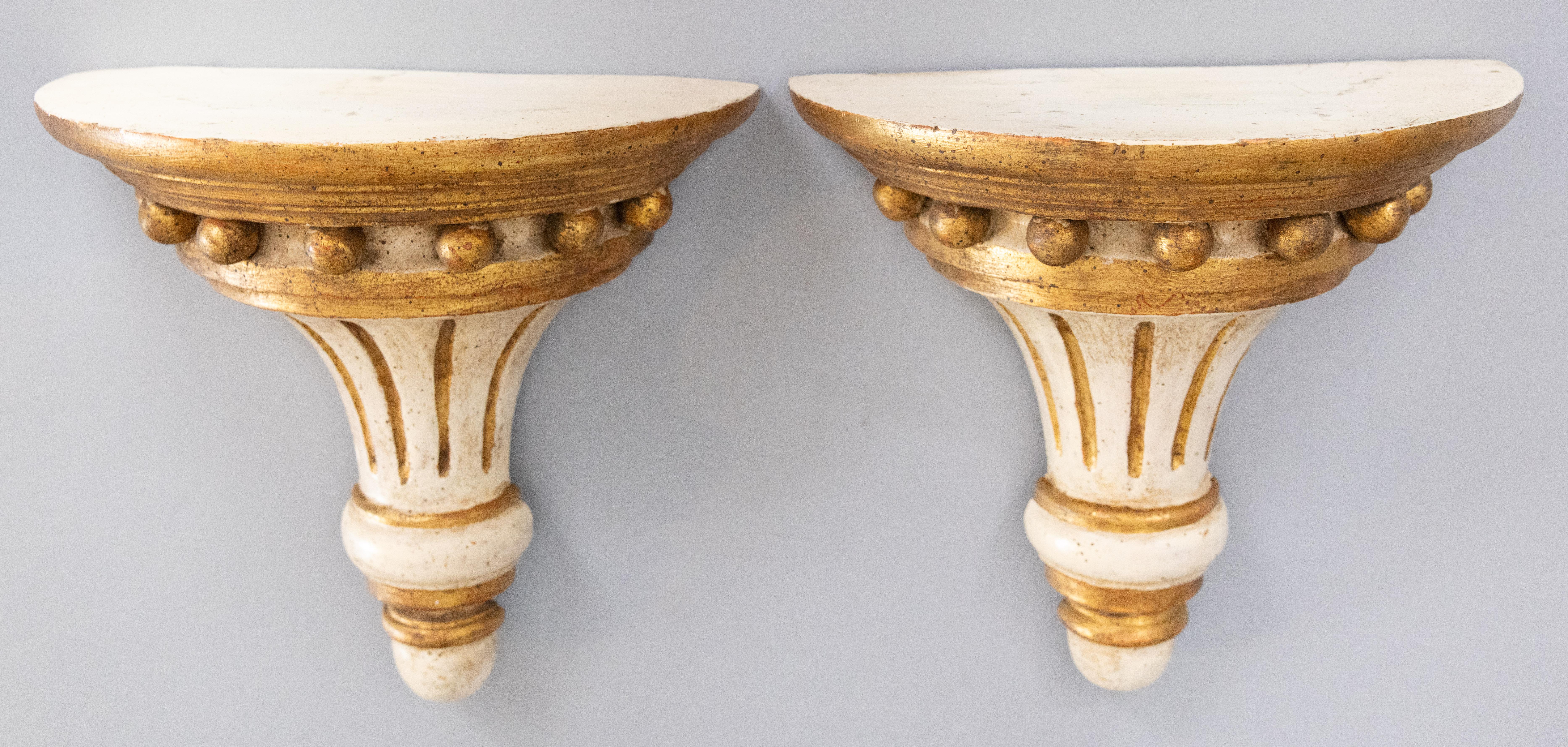Bois doré Paire de corbeaux muraux néoclassiques italiens en bois blanc vieilli et or doré