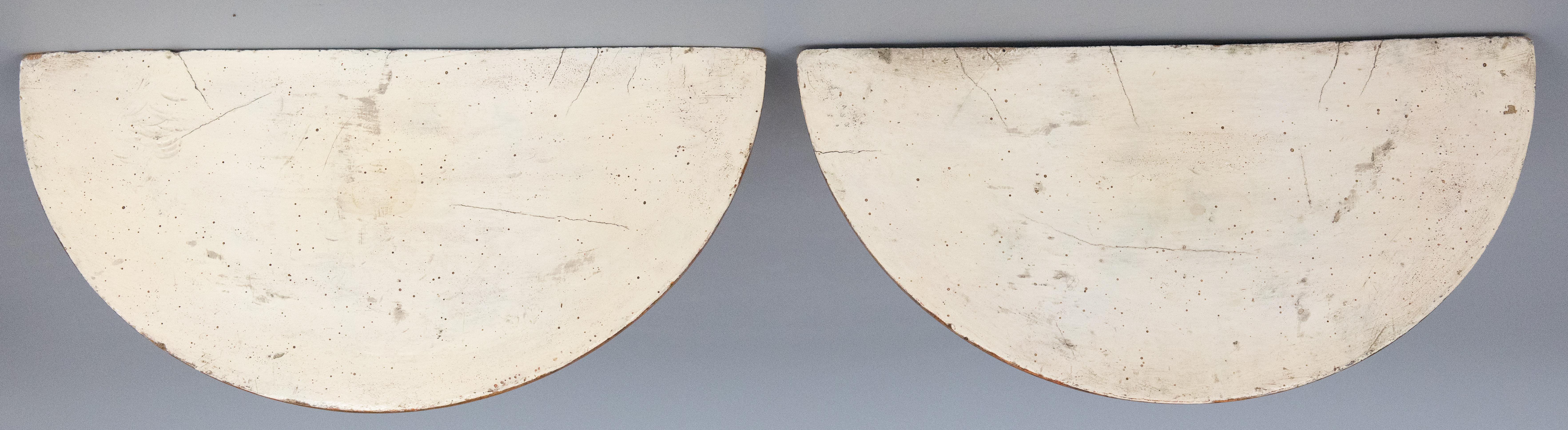 Paire de corbeaux muraux néoclassiques italiens en bois blanc vieilli et or doré 1