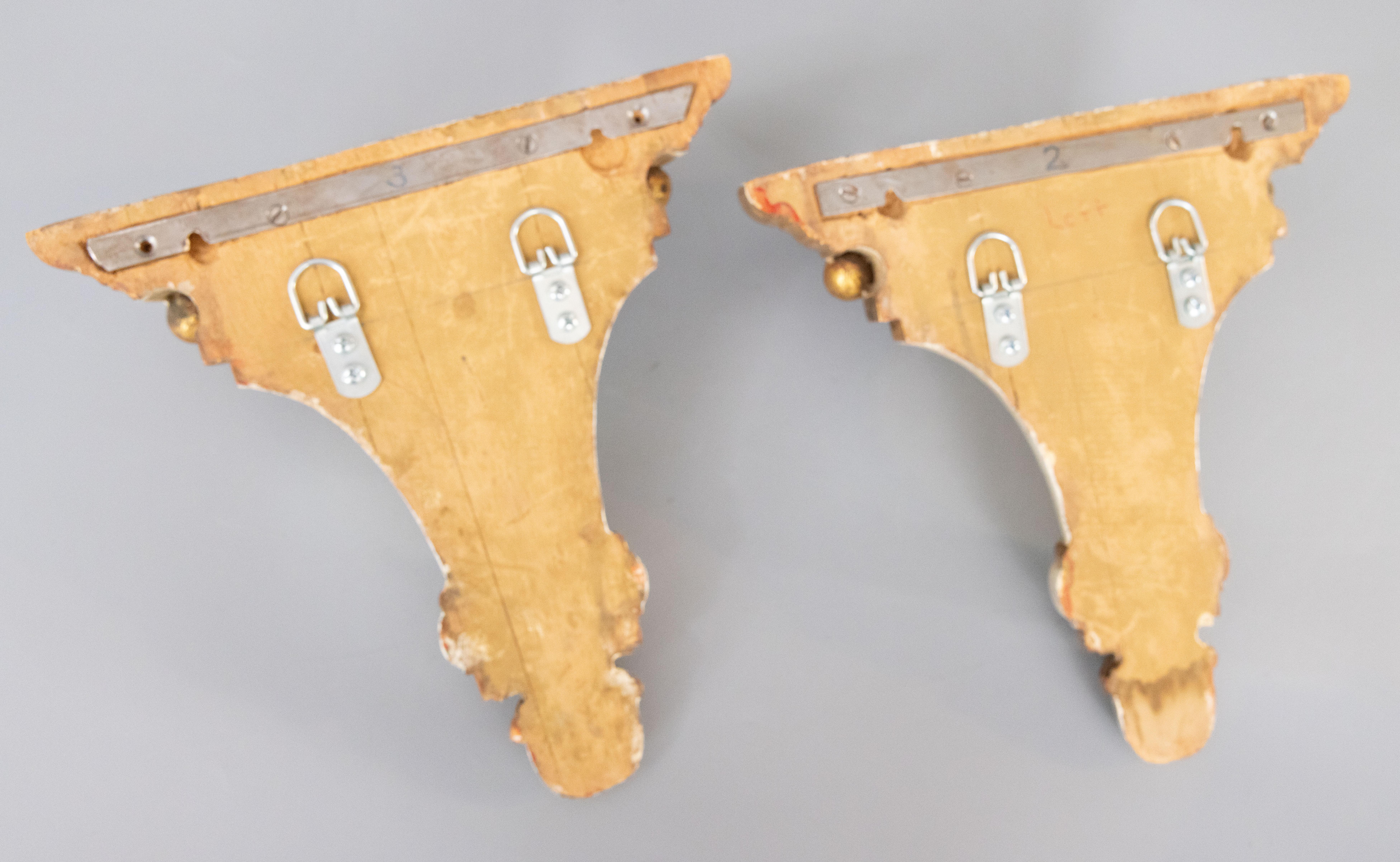Paire de corbeaux muraux néoclassiques italiens en bois blanc vieilli et or doré 2