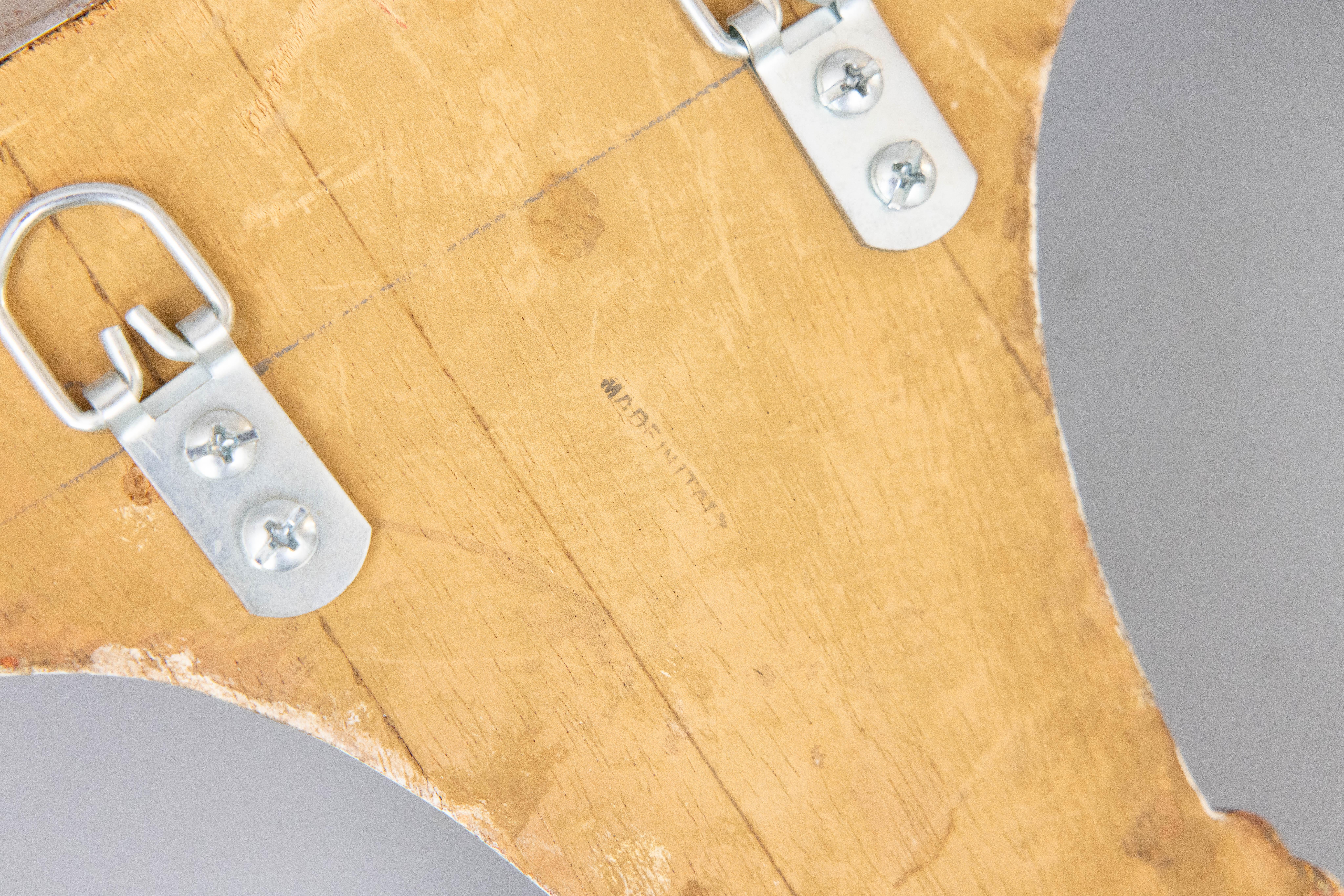 Paire de corbeaux muraux néoclassiques italiens en bois blanc vieilli et or doré 3