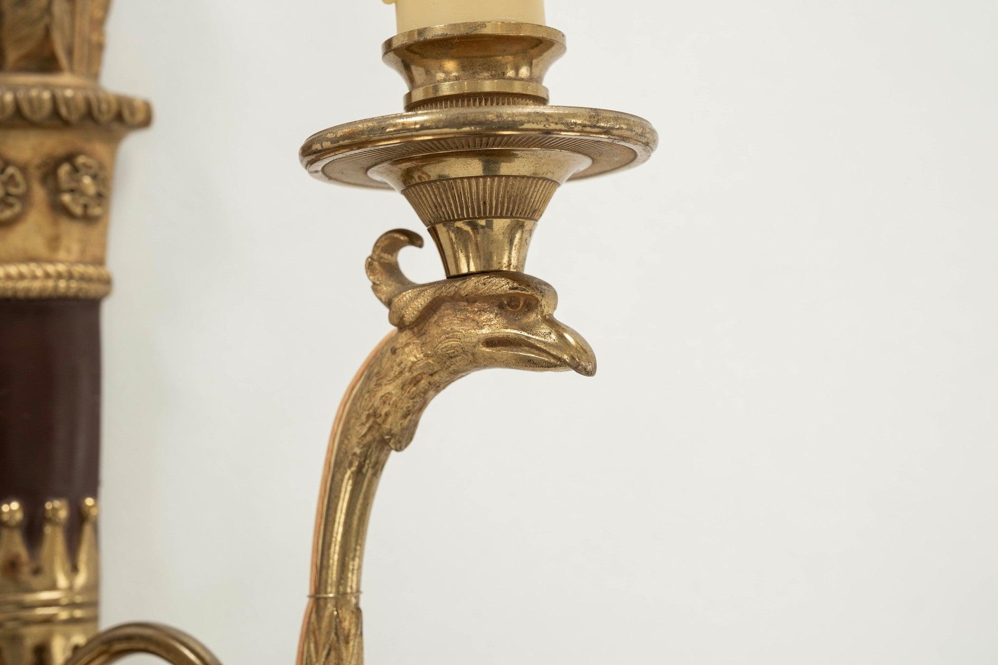 Pareja de Apliques de Flecha de Bronce Dorado Negro de Estilo Neoclásico Italiano siglo XX en venta