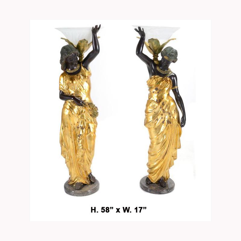 Attraktives Paar italienischer neoklassizistischer Figuren aus paketvergoldeter und patinierter Bronze, die künstlerische Jungfrauen darstellen und von geformten Glasschirmen überragt werden, die zu Lampen umfunktioniert wurden, alle stehen auf