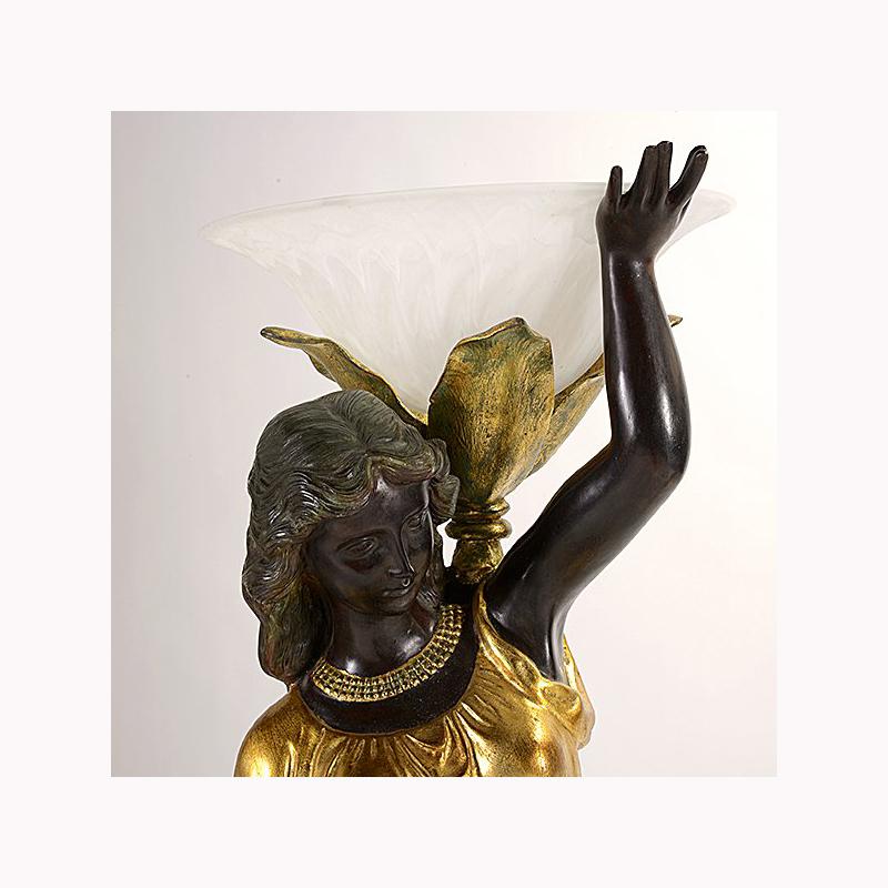 Paar italienische Bronzefiguren im neoklassischen Stil (Vergoldet) im Angebot