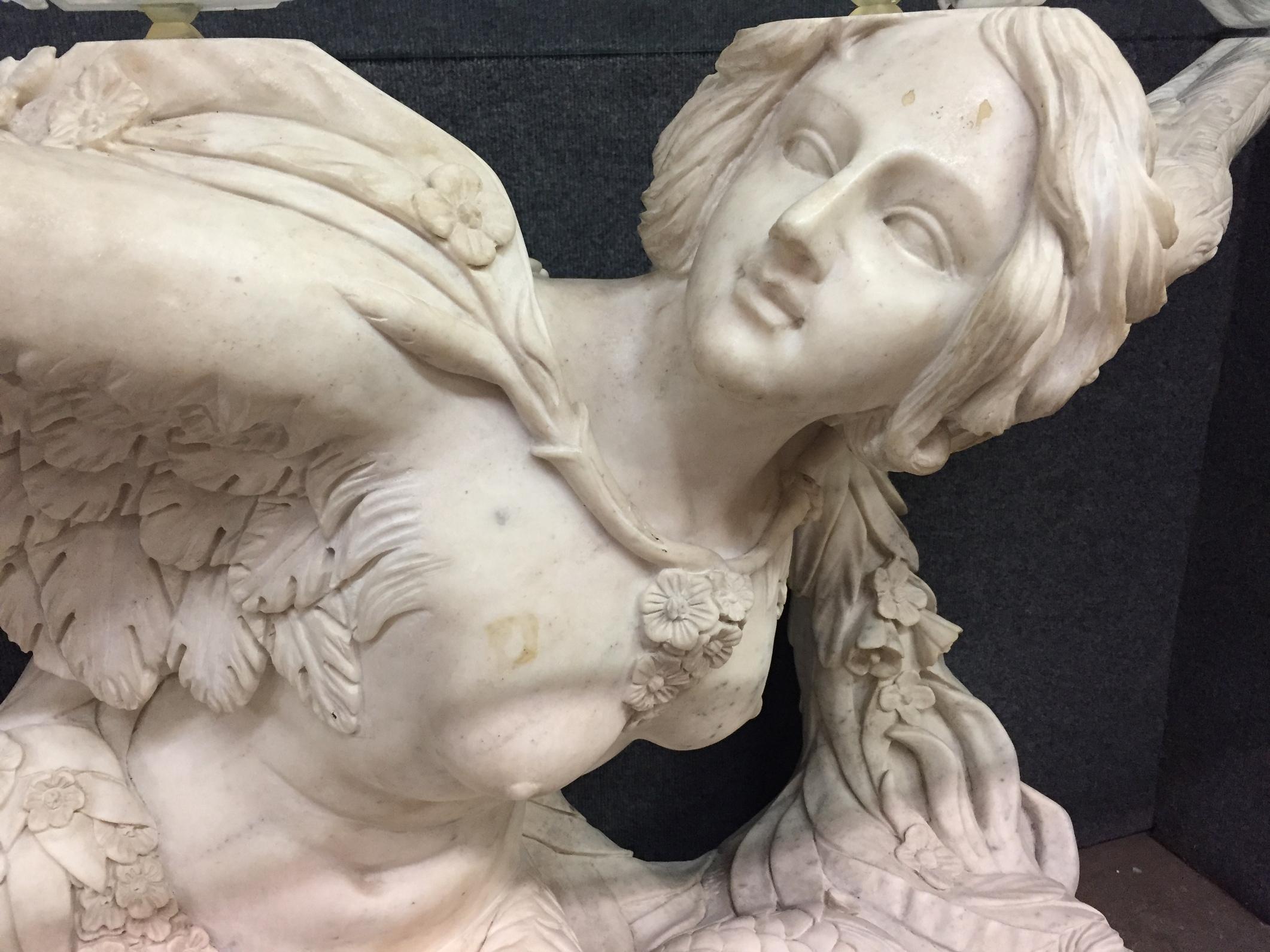 Paire de consoles italiennes de style néoclassique en marbre figuratif en vente 8