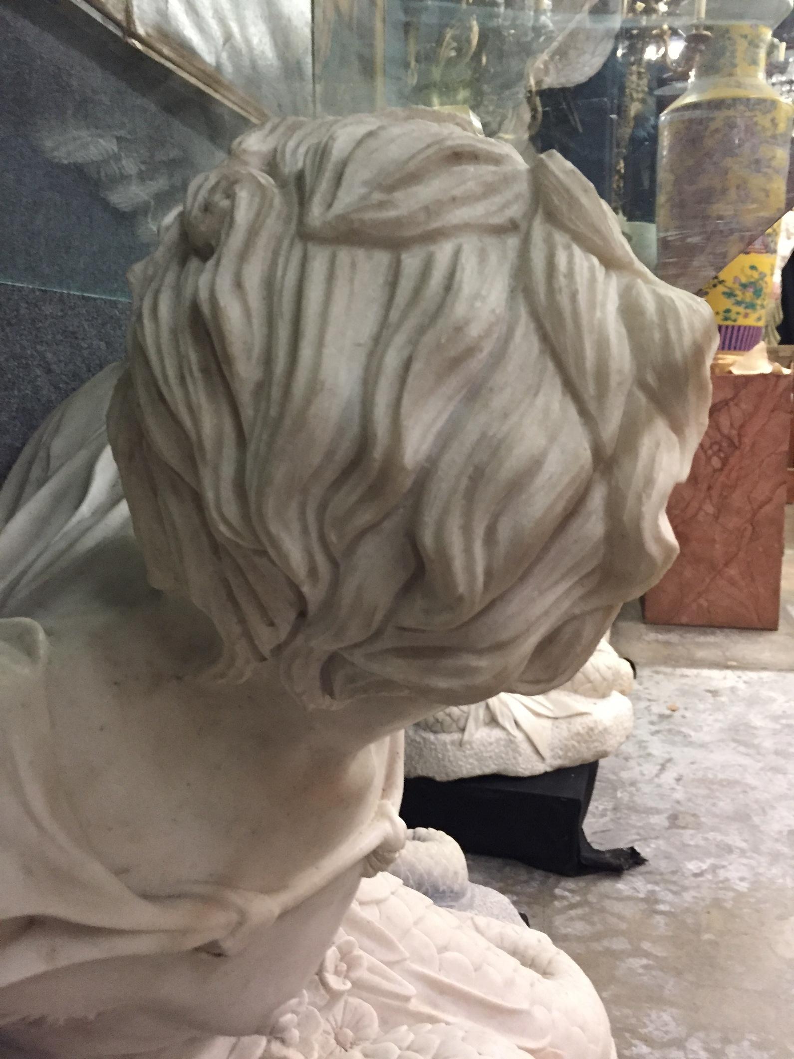 Paire de consoles italiennes de style néoclassique en marbre figuratif en vente 12