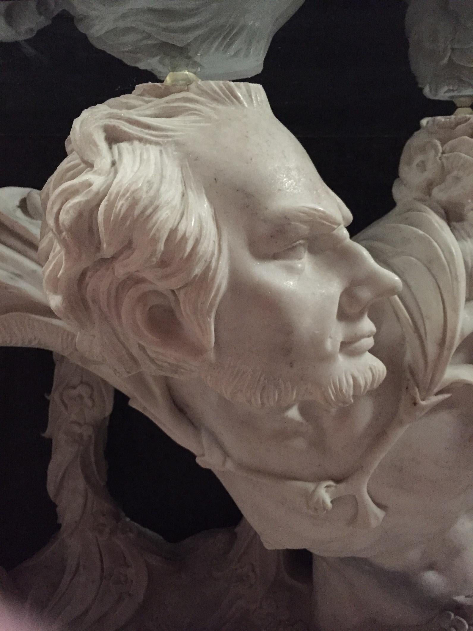 Paire de consoles italiennes de style néoclassique en marbre figuratif en vente 13