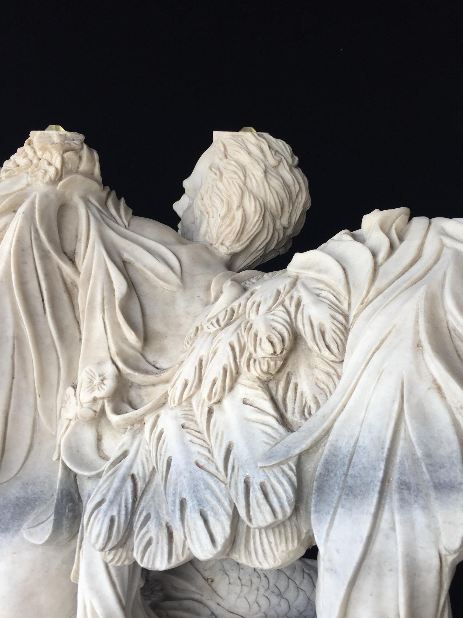 20ième siècle Paire de consoles italiennes de style néoclassique en marbre figuratif en vente