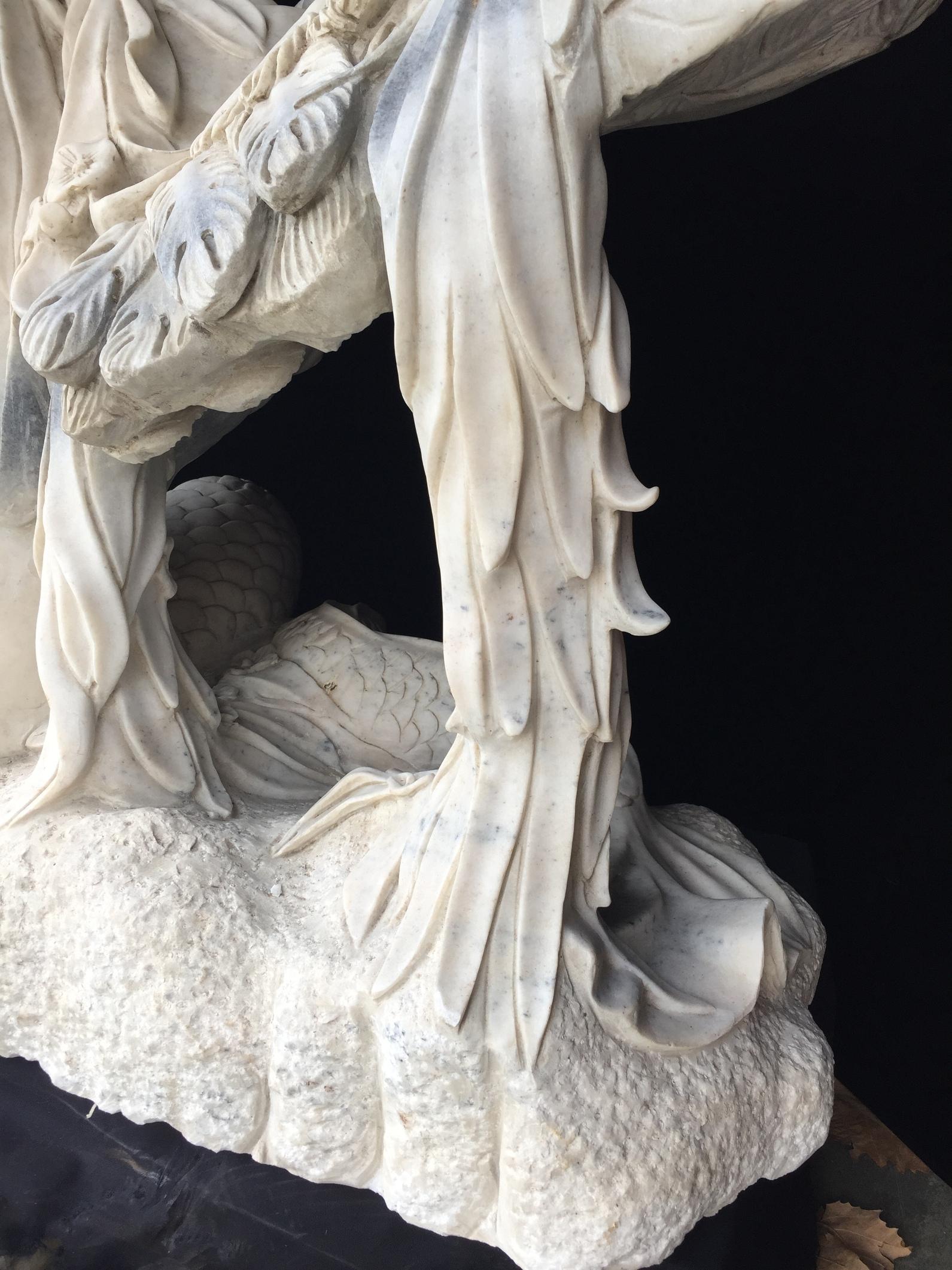 Zwei italienische Konsolen aus figürlichem Marmor im neoklassischen Stil (20. Jahrhundert) im Angebot