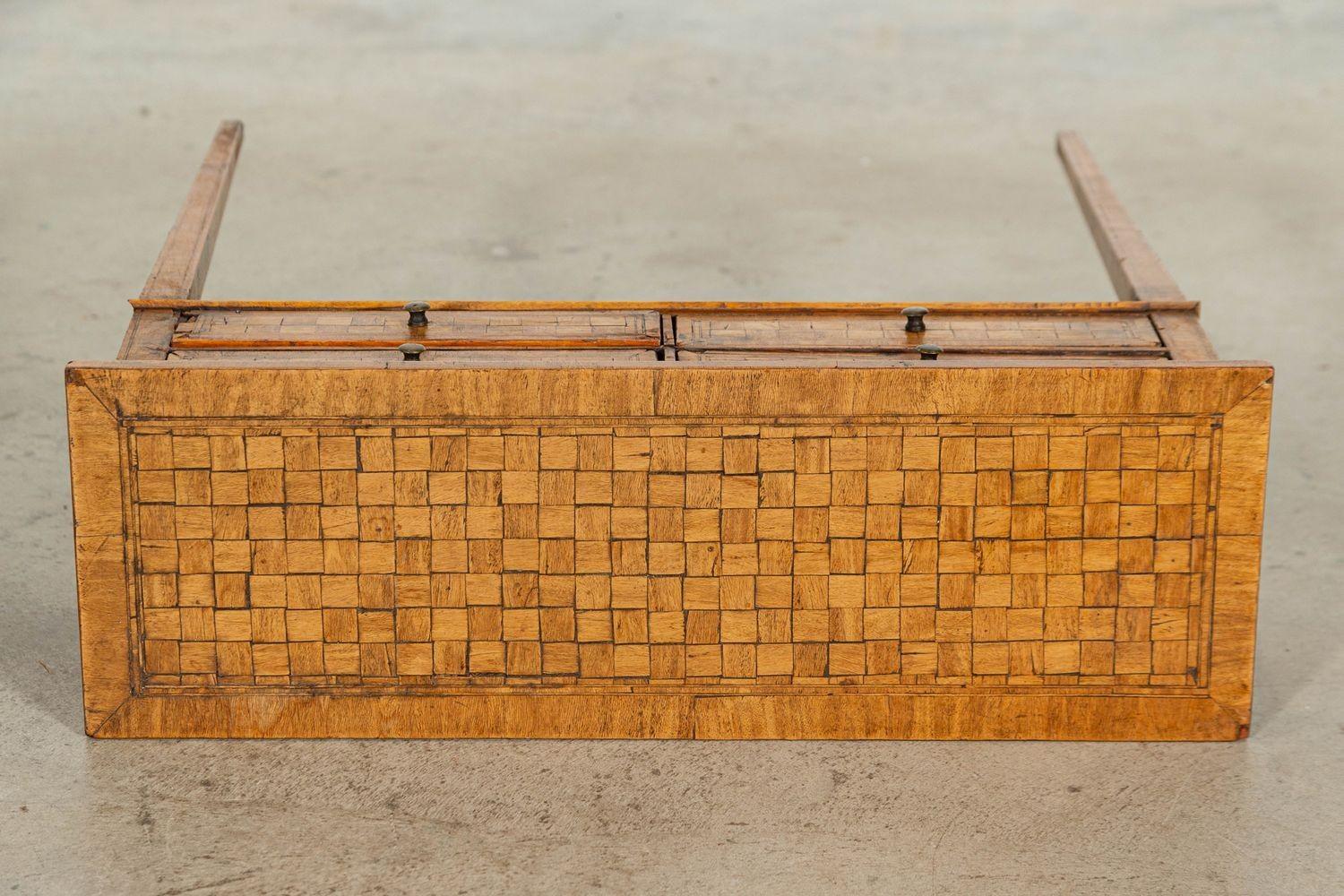 Pareja de mesas auxiliares italianas de cuatro cajones con incrustaciones de parquet de roble en venta 5