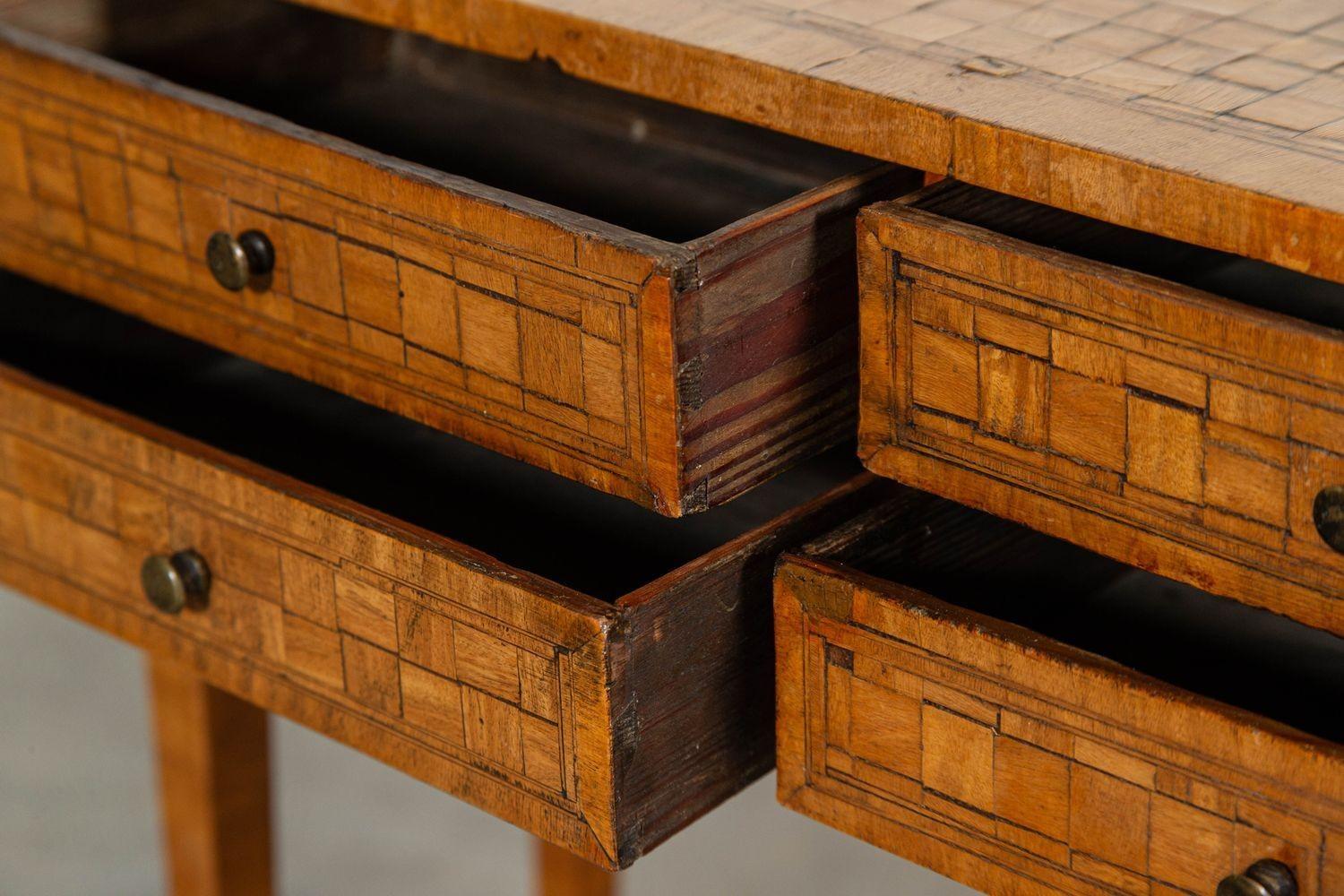 Pareja de mesas auxiliares italianas de cuatro cajones con incrustaciones de parquet de roble en venta 7