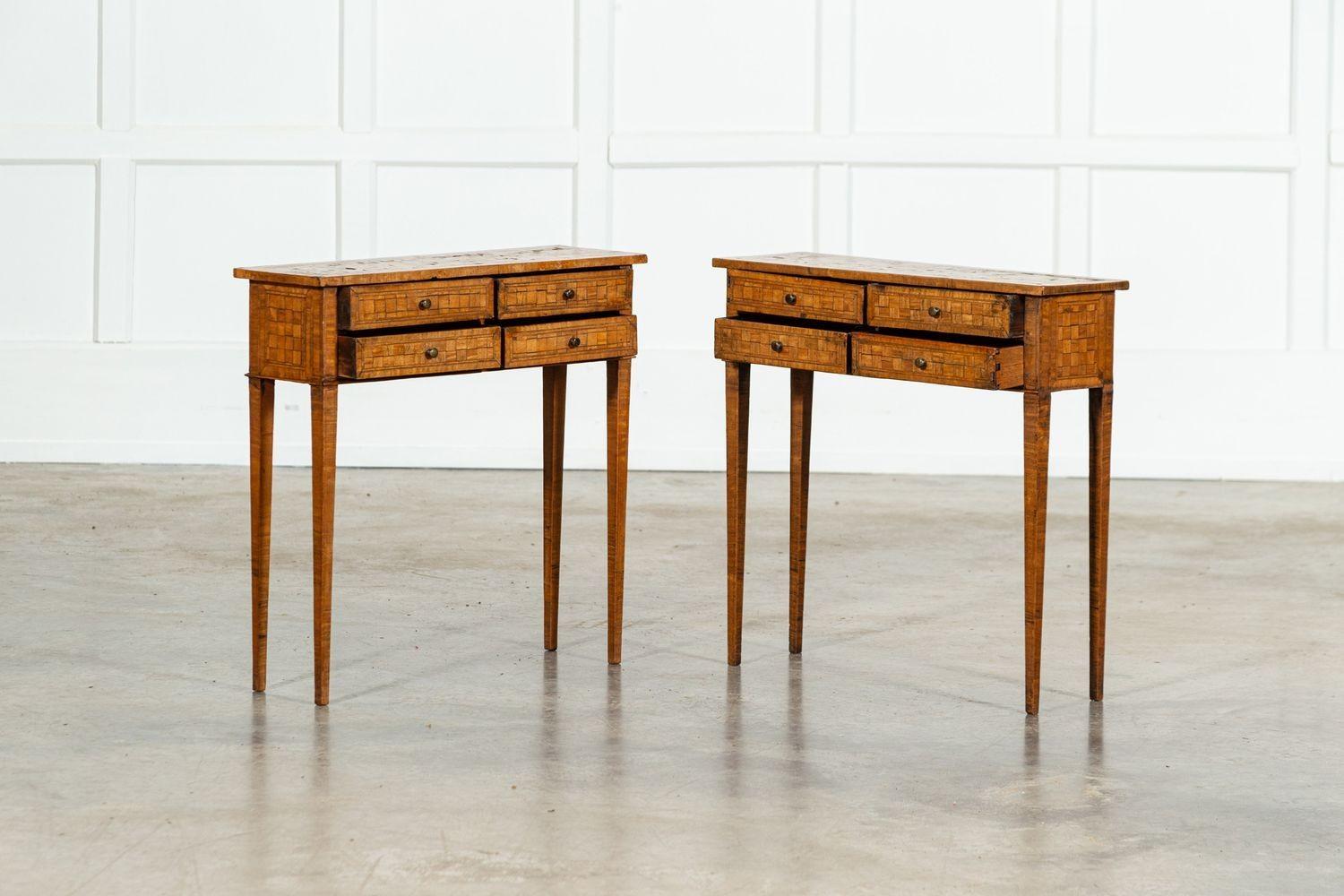 Pareja de mesas auxiliares italianas de cuatro cajones con incrustaciones de parquet de roble en Bueno estado para la venta en Staffordshire, GB