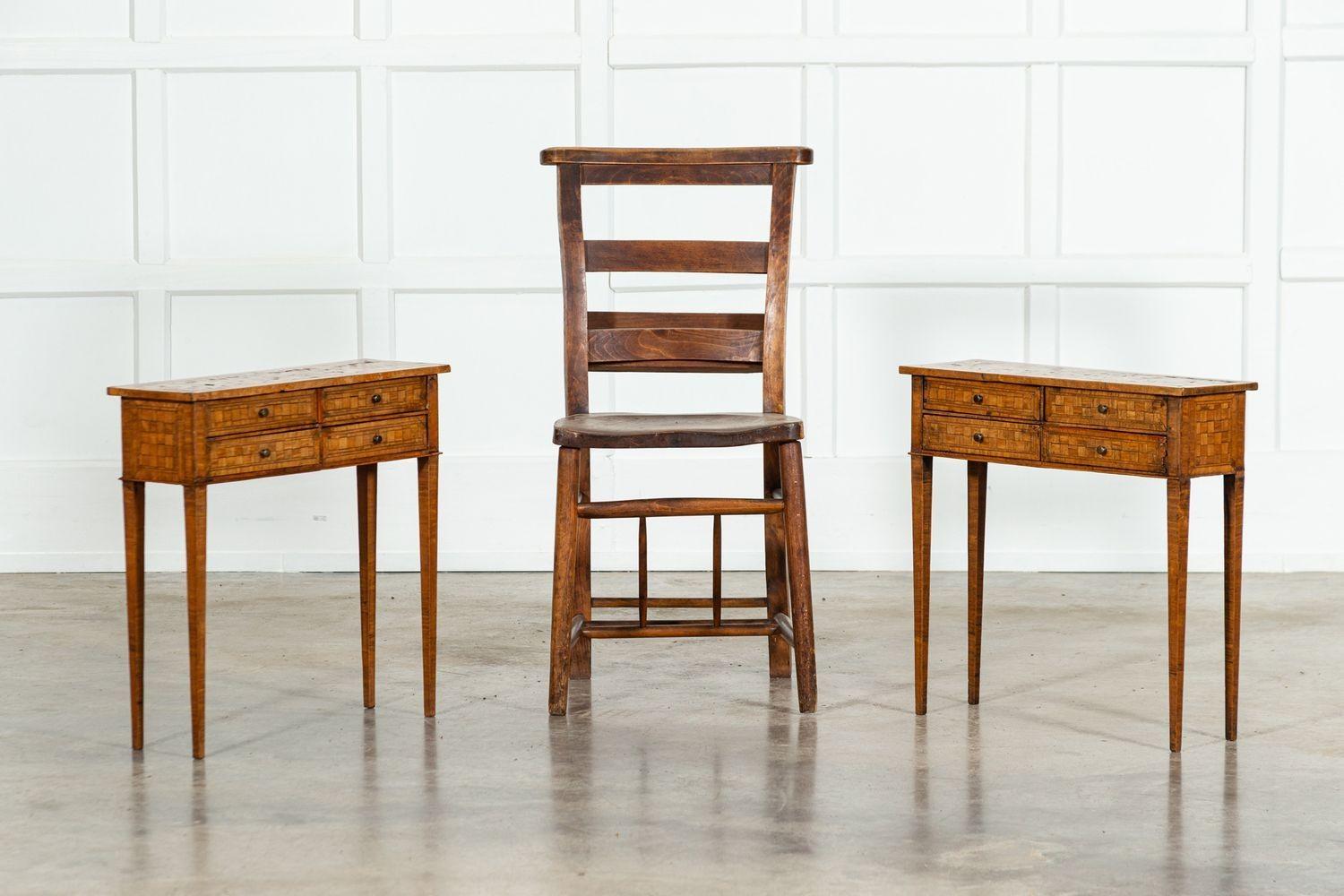 Pareja de mesas auxiliares italianas de cuatro cajones con incrustaciones de parquet de roble siglo XX en venta