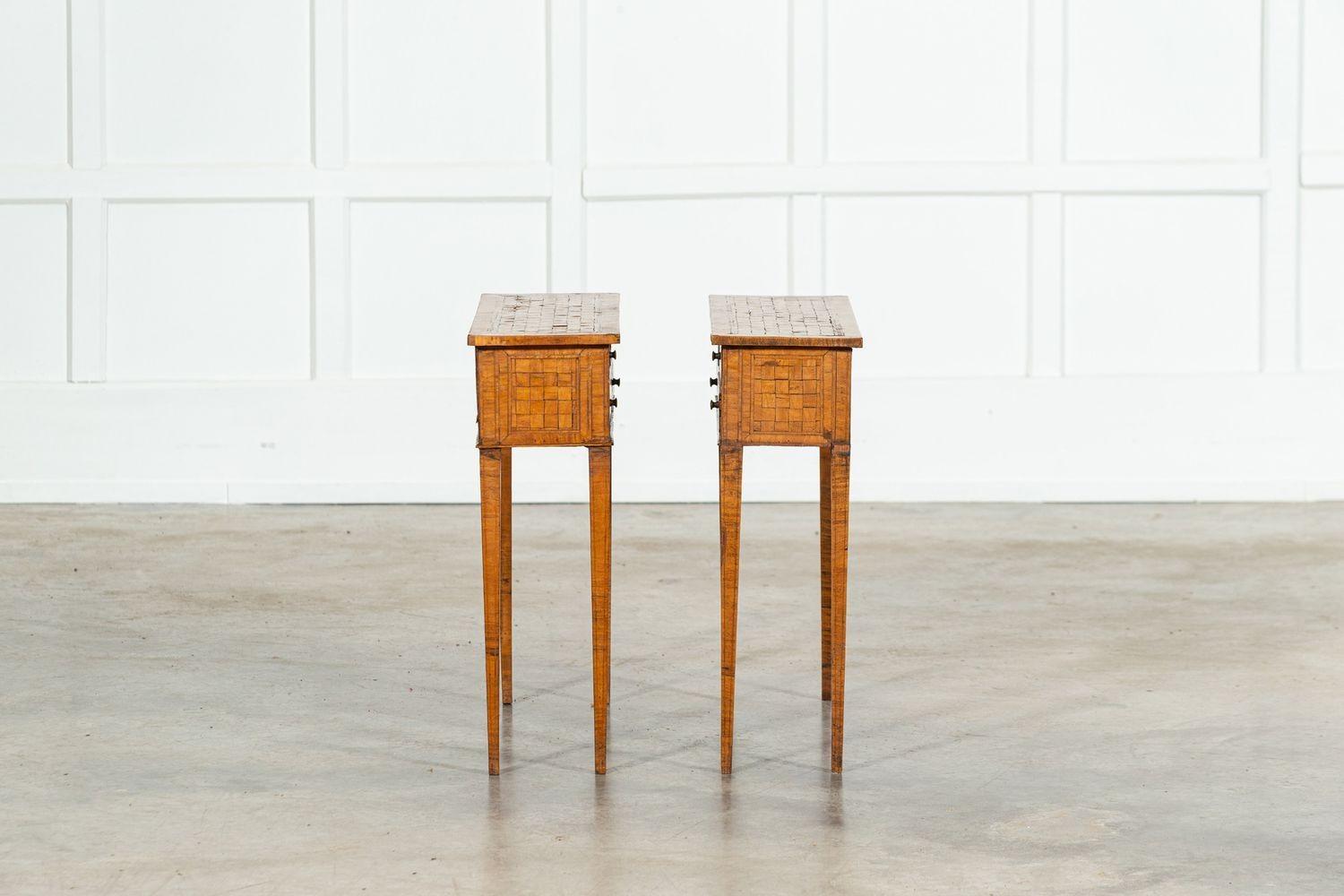 Pareja de mesas auxiliares italianas de cuatro cajones con incrustaciones de parquet de roble Roble en venta