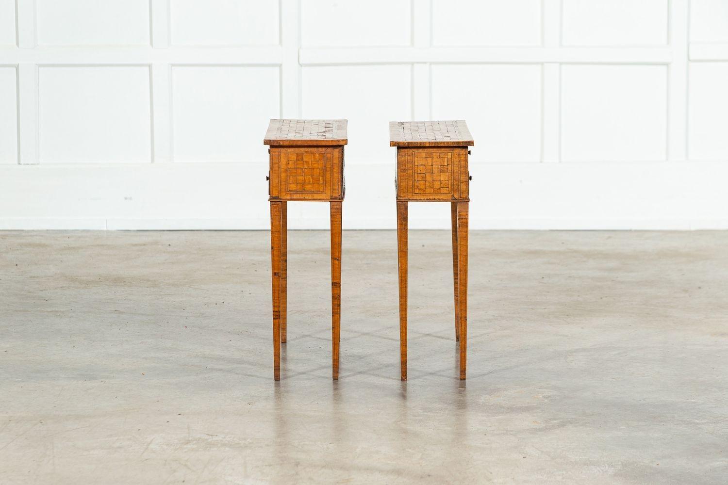 Pareja de mesas auxiliares italianas de cuatro cajones con incrustaciones de parquet de roble en venta 1