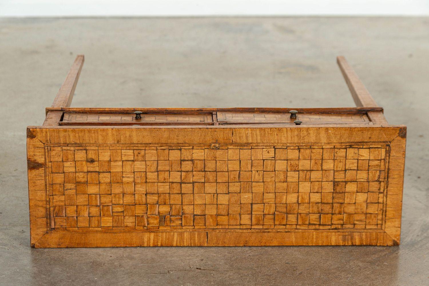 Pareja de mesas auxiliares italianas de cuatro cajones con incrustaciones de parquet de roble en venta 3