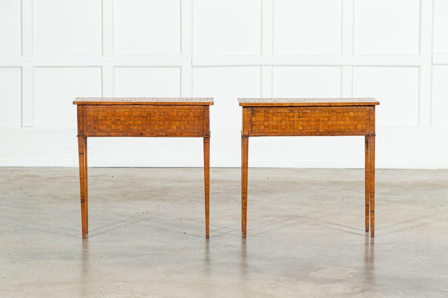 Pareja de mesas auxiliares italianas de cuatro cajones con incrustaciones de parquet de roble en venta 4
