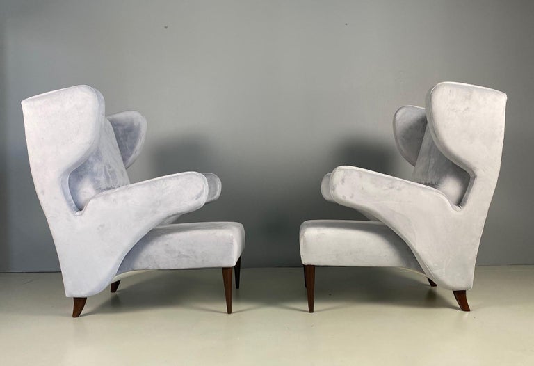 Very elegant pair of armchairs attributed to Melchiorre Bega, circa 1950.
Made for a private residence in Bologna, Italy. Walnut, velvet.