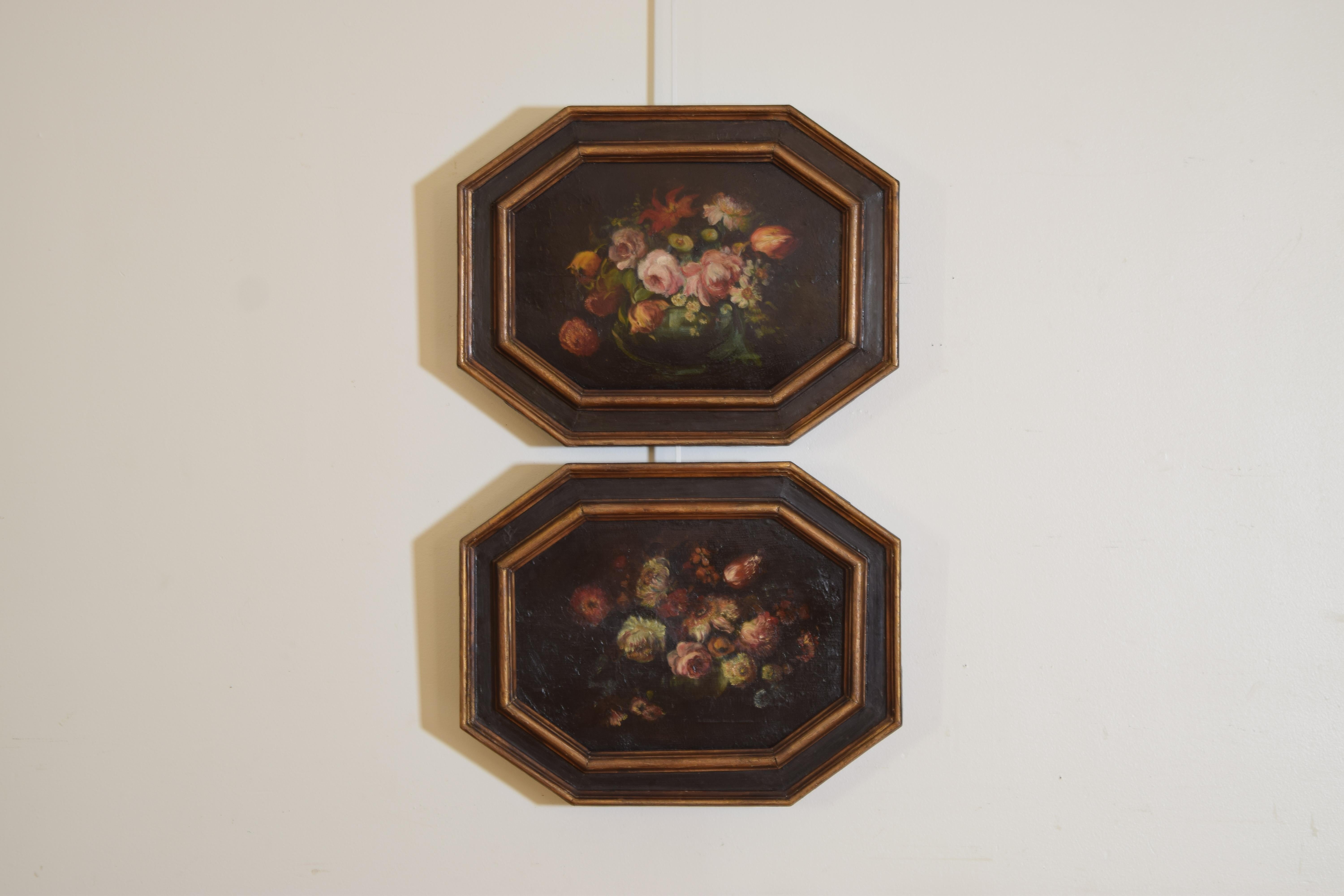 cada cuadro horizontal en un marco octogonal pintado y dorado, los cuadros representan bodegones florales en cachepots
