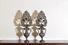 Coppia di urne Portapalme italiane o spagnole in rame e ottone, circa 1700