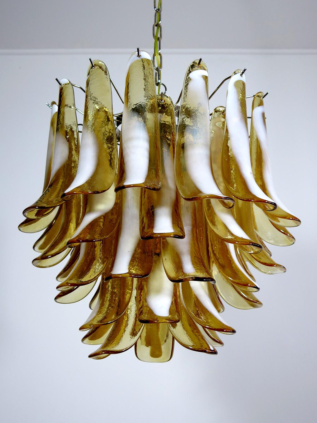 Italiano Coppia di lampadari di Murano a 41 petali color caramello, stile Mazzega Murano in vendita