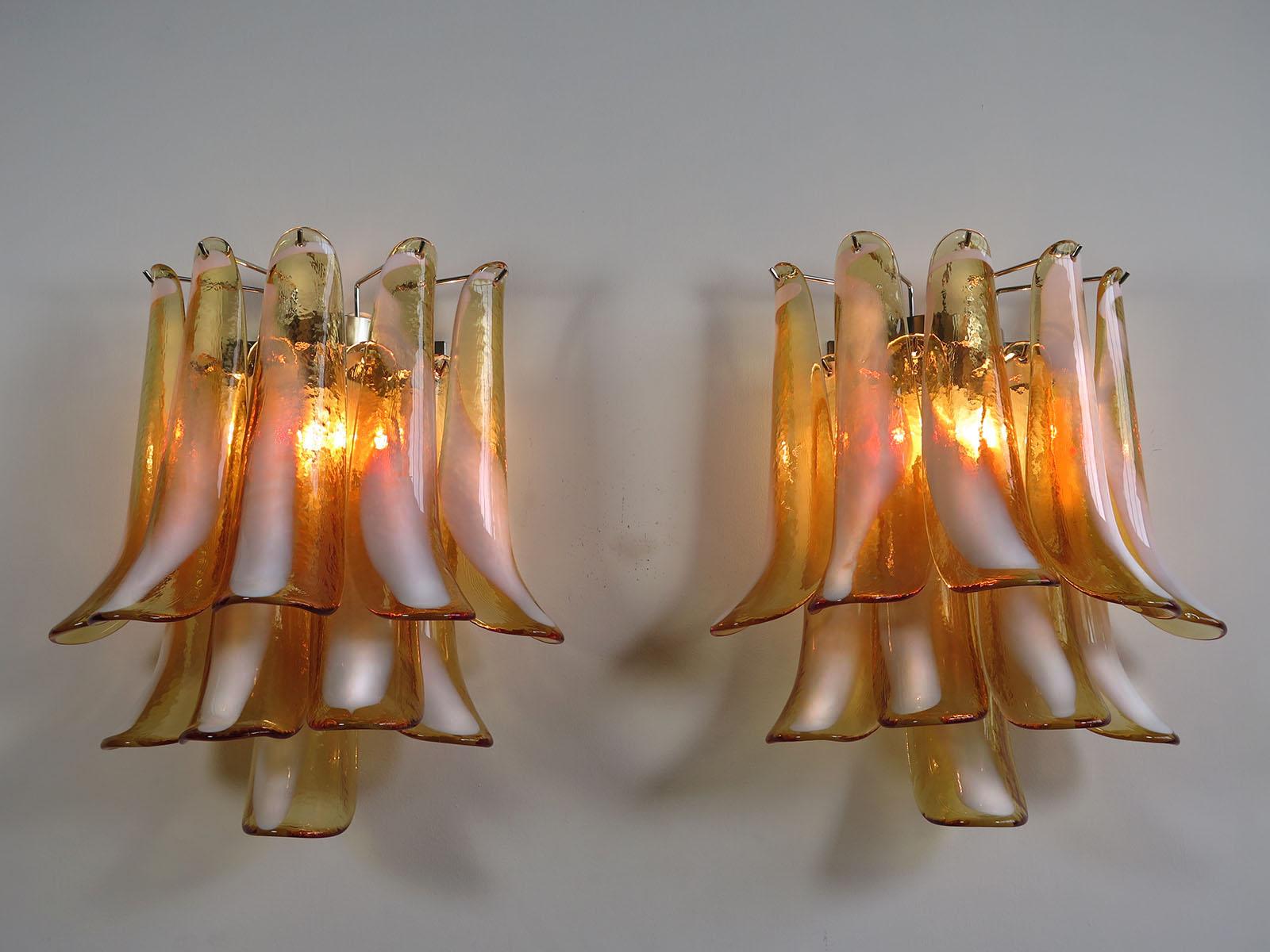 Pair of Italian Petal Murano sconces, Mazzega Style In Excellent Condition In Budapest, HU