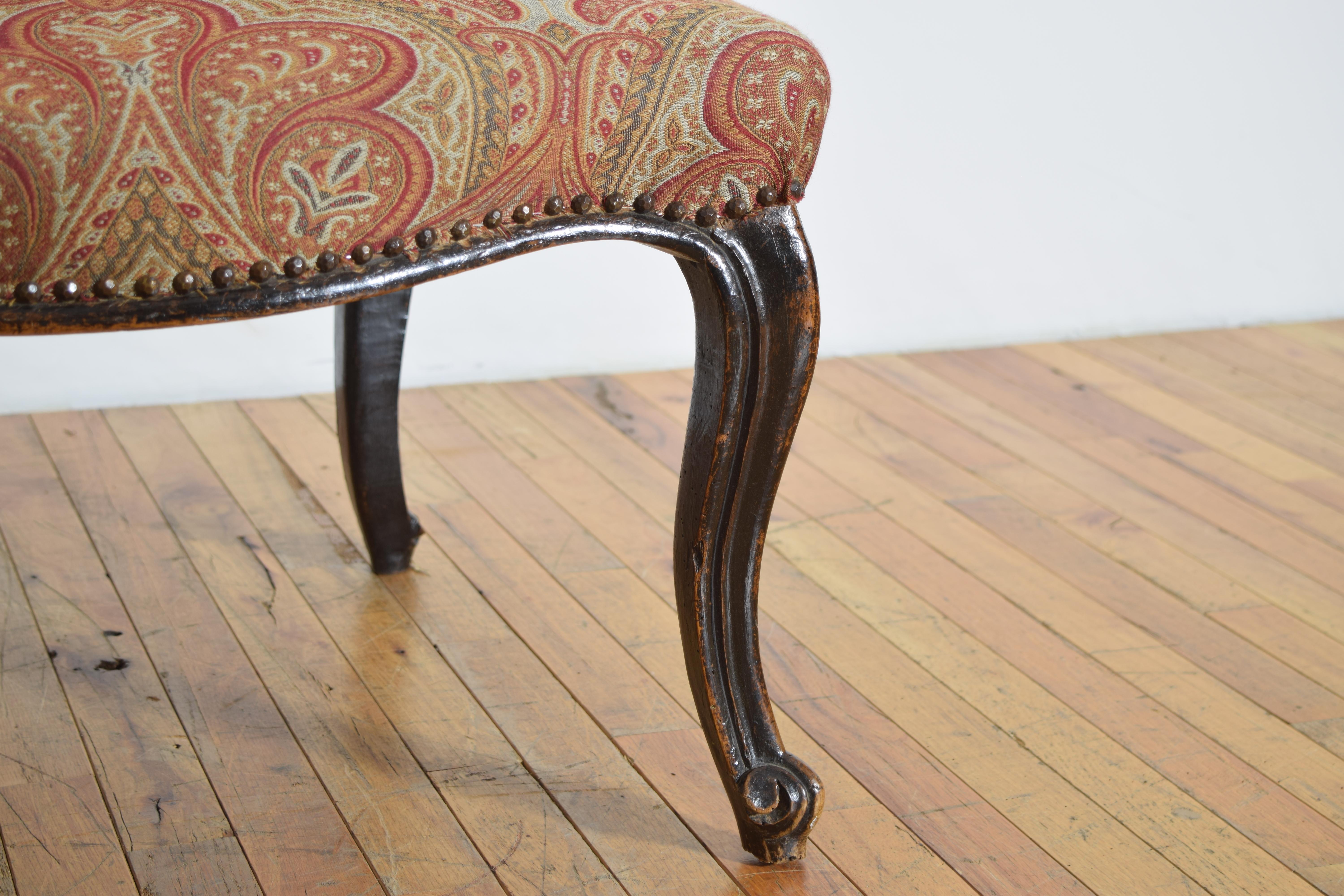 Paire de poltrons italiens, Piémont, d'époque Louis XV en noyer sculpté, milieu du XVIIIe siècle en vente 5