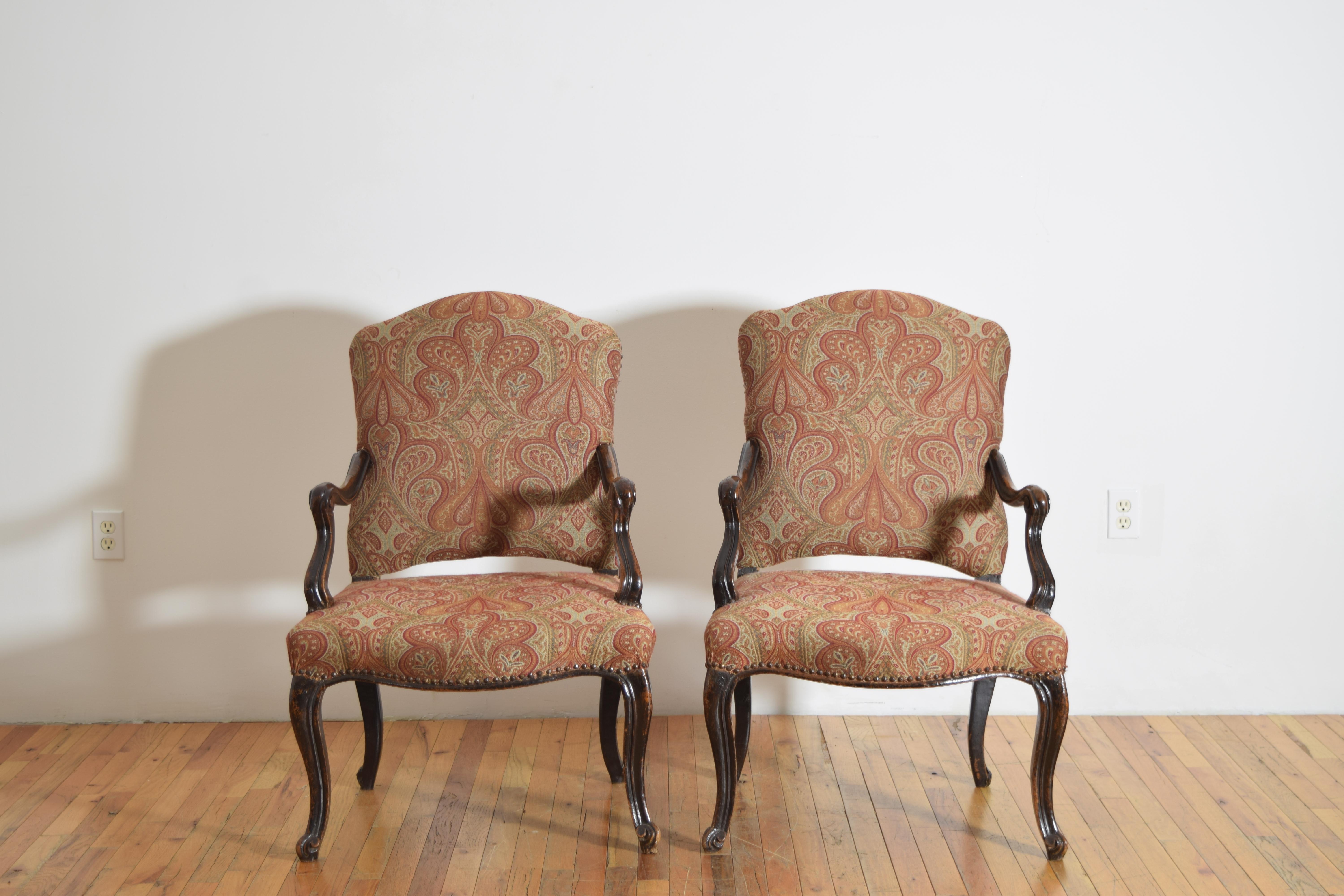 Paire de poltrons italiens, Piémont, d'époque Louis XV en noyer sculpté, milieu du XVIIIe siècle Bon état - En vente à Atlanta, GA