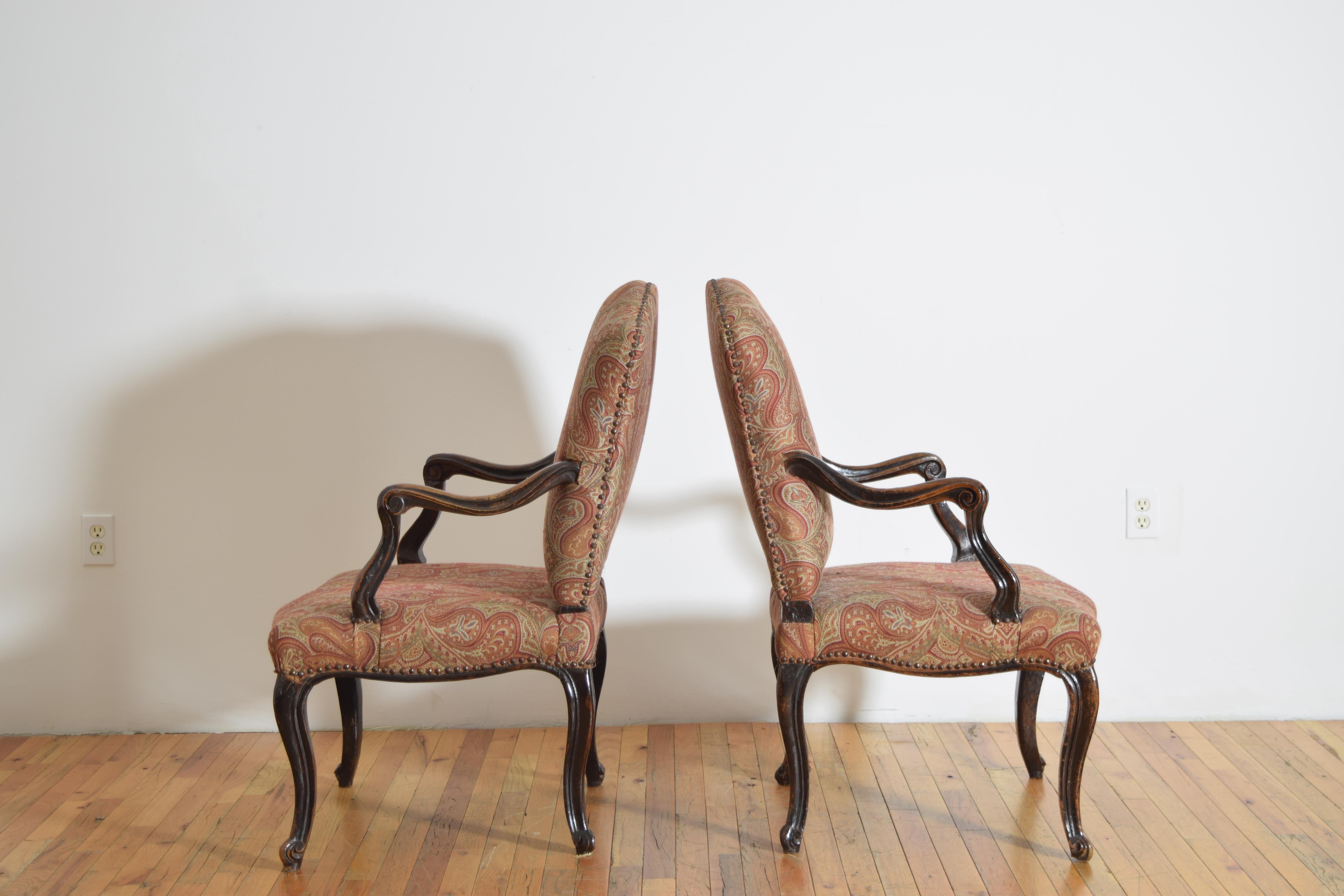Noyer Paire de poltrons italiens, Piémont, d'époque Louis XV en noyer sculpté, milieu du XVIIIe siècle en vente