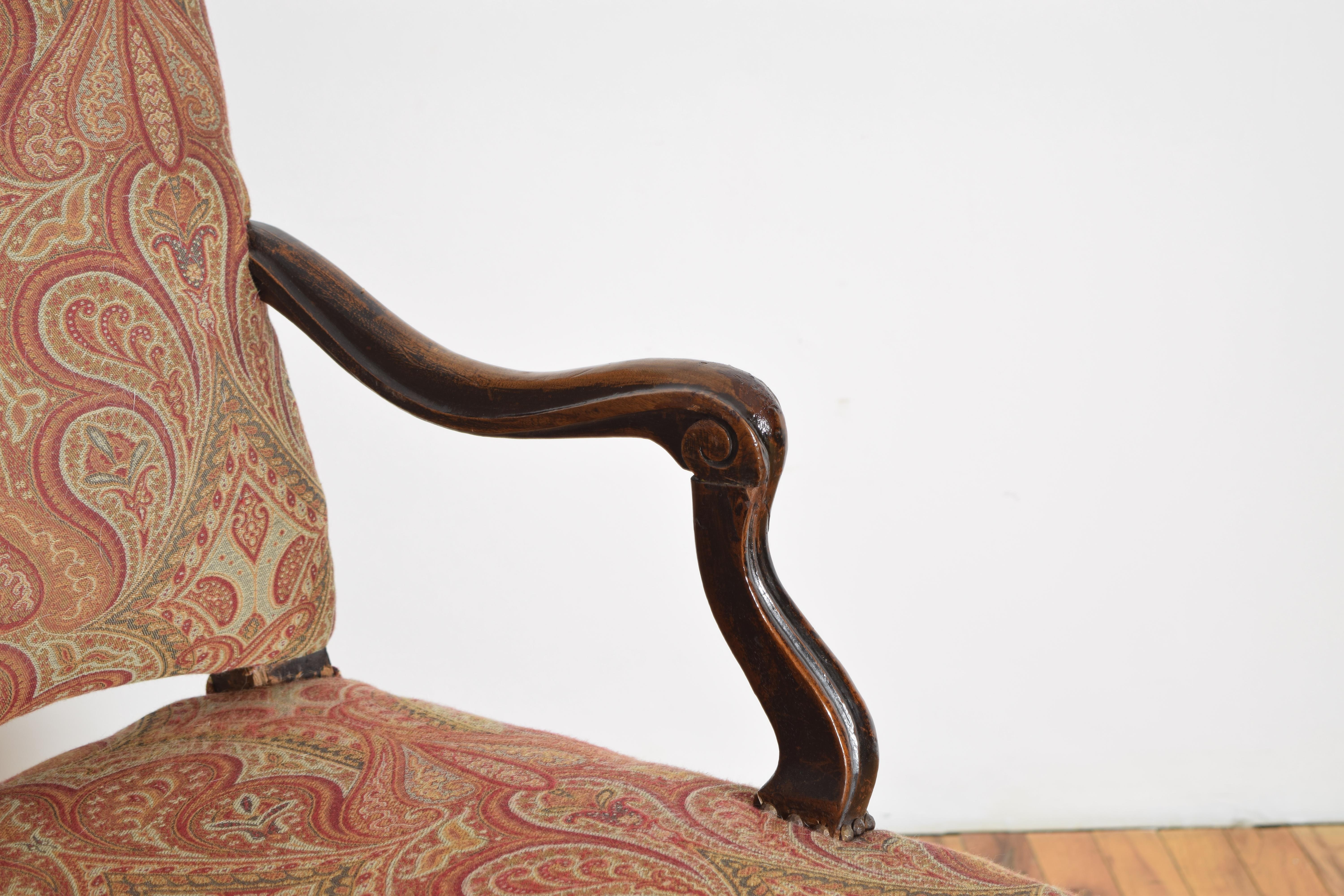 Paire de poltrons italiens, Piémont, d'époque Louis XV en noyer sculpté, milieu du XVIIIe siècle en vente 2