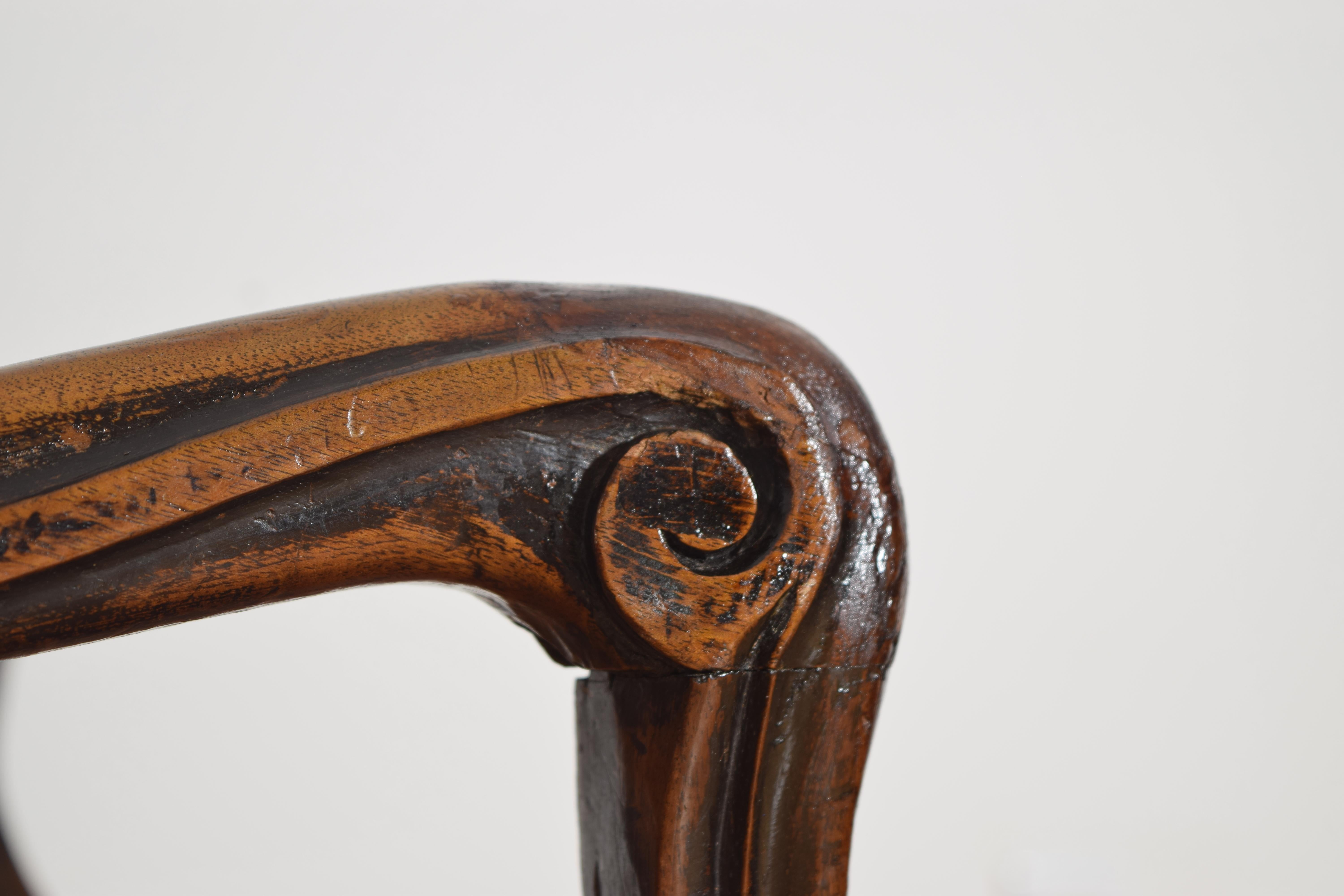 Paire de poltrons italiens, Piémont, d'époque Louis XV en noyer sculpté, milieu du XVIIIe siècle en vente 4